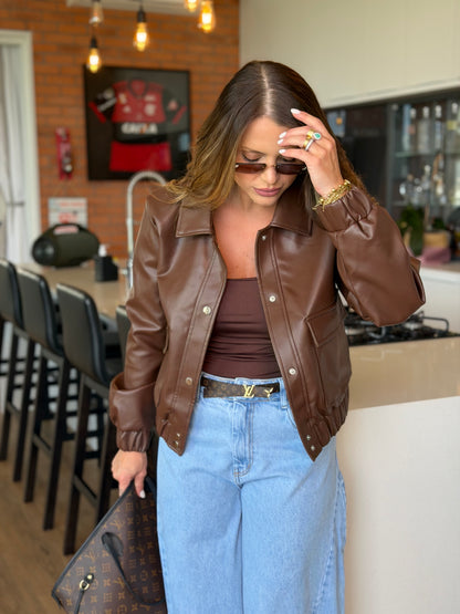 Jaqueta Cropped em Couro Eco com Botões Frontais