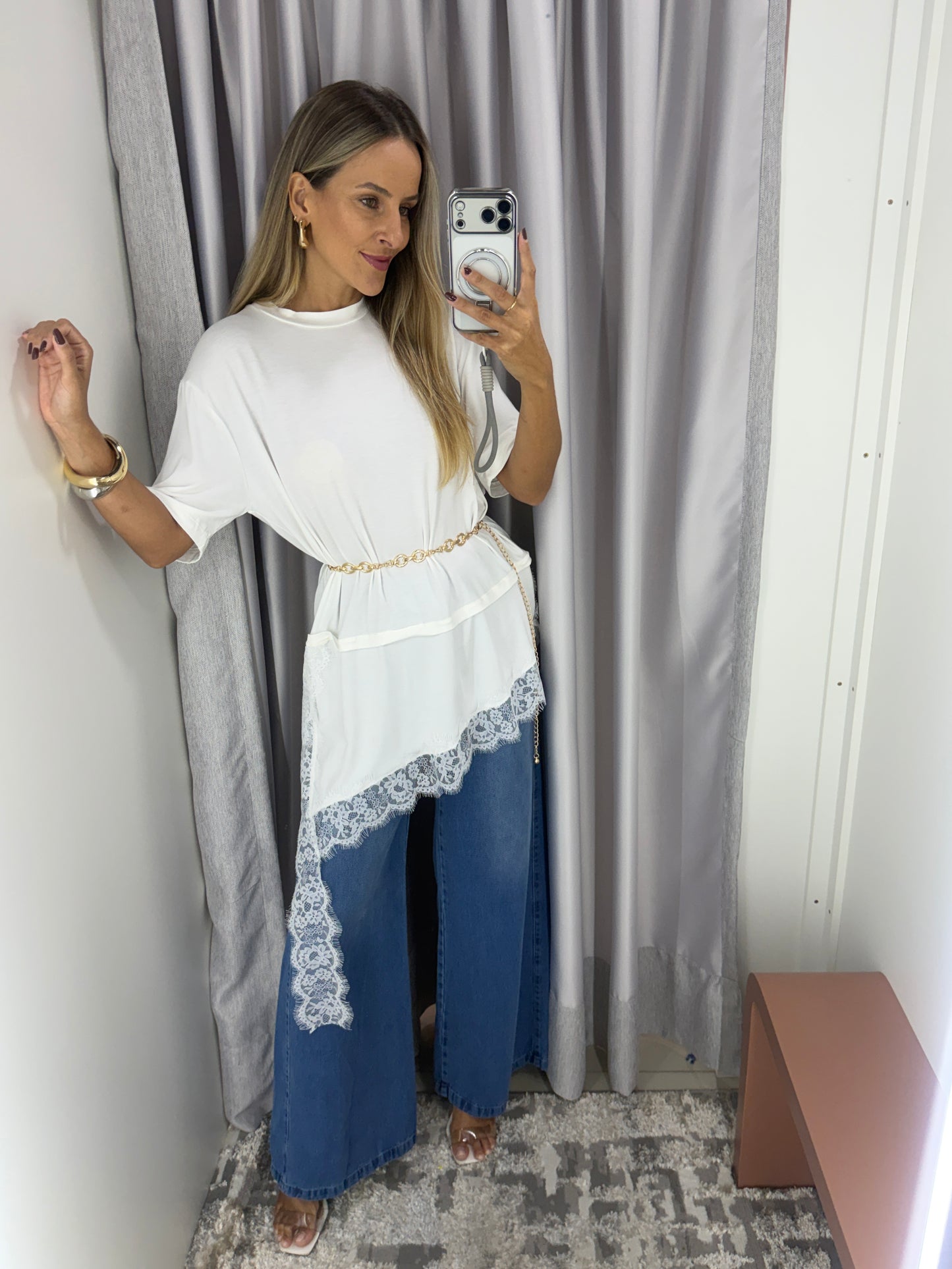 Max T-Shirt Assimétrica Detalhe em renda
