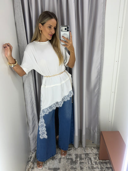 Max T-Shirt Assimétrica Detalhe em renda