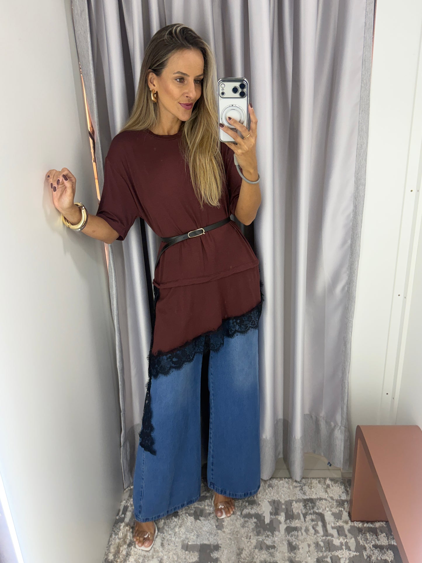 Max T-Shirt Assimétrica Detalhe em renda