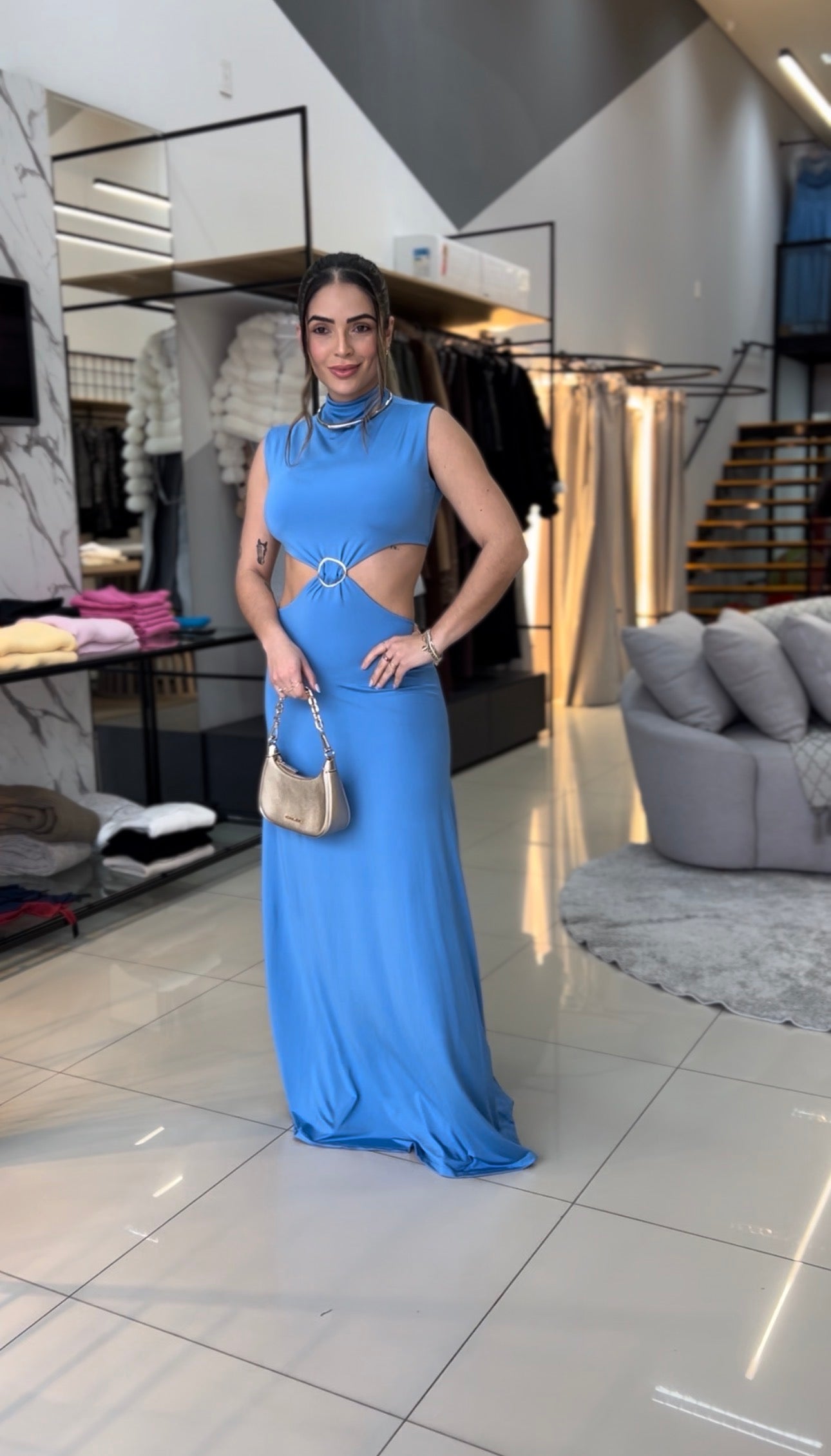 Vestido com Recortes Laterais e Argola