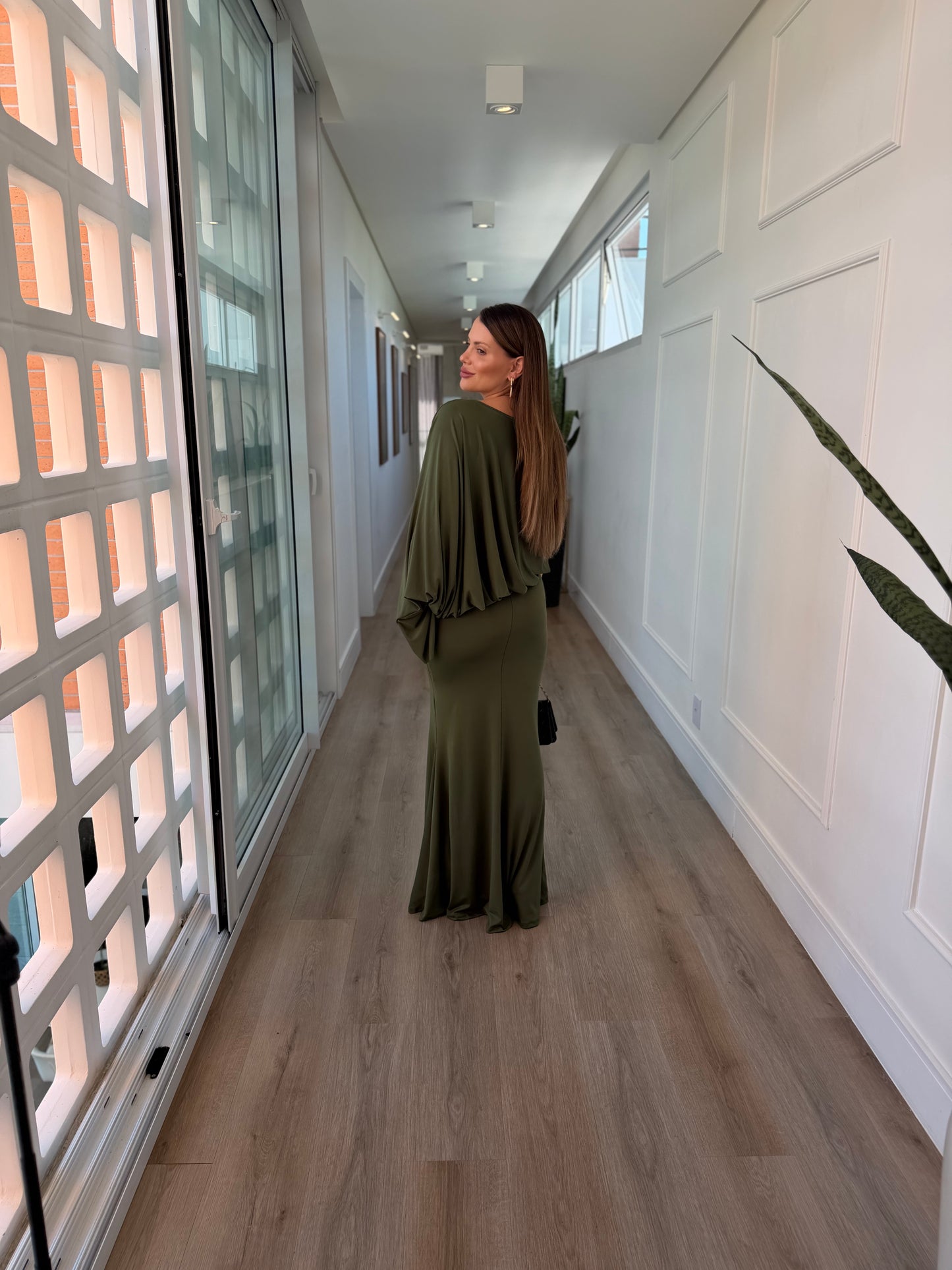 Vestido Fernanda Longo Elegante com Manga Assimétrica