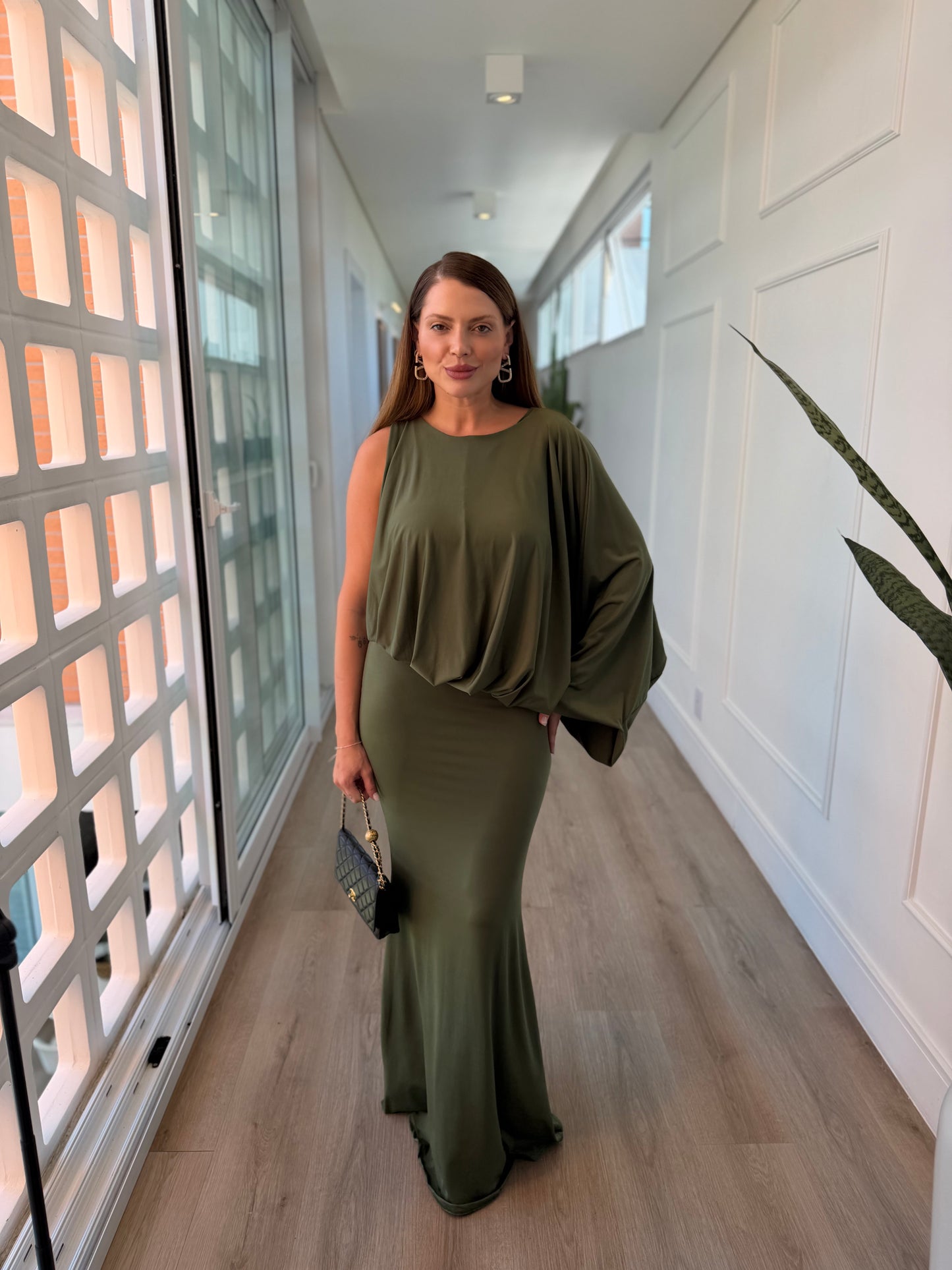 Vestido Fernanda Longo Elegante com Manga Assimétrica