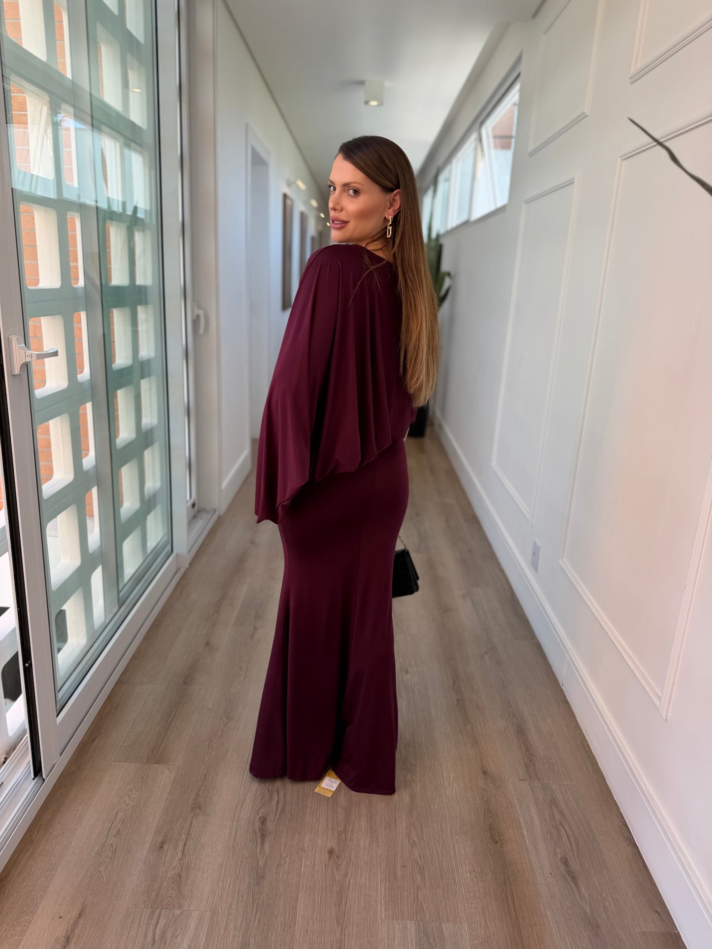 Vestido Fernanda Longo Elegante com Manga Assimétrica