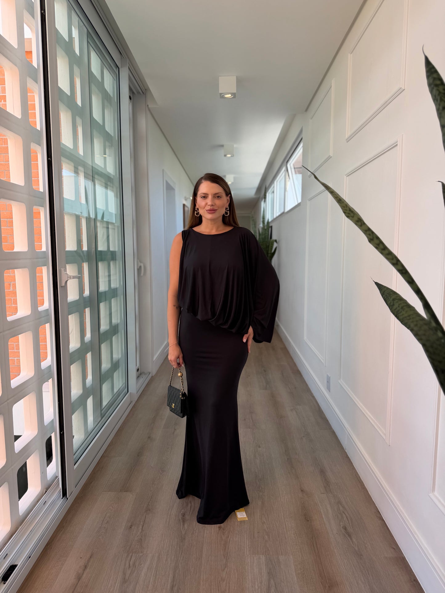 Vestido Fernanda Longo Elegante com Manga Assimétrica