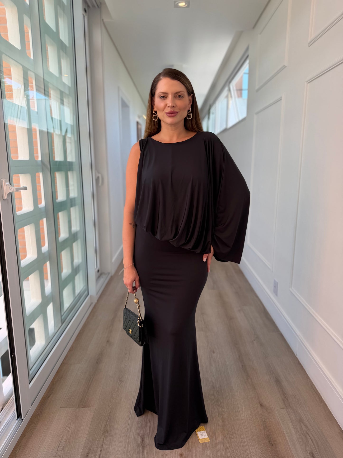 Vestido Fernanda Longo Elegante com Manga Assimétrica