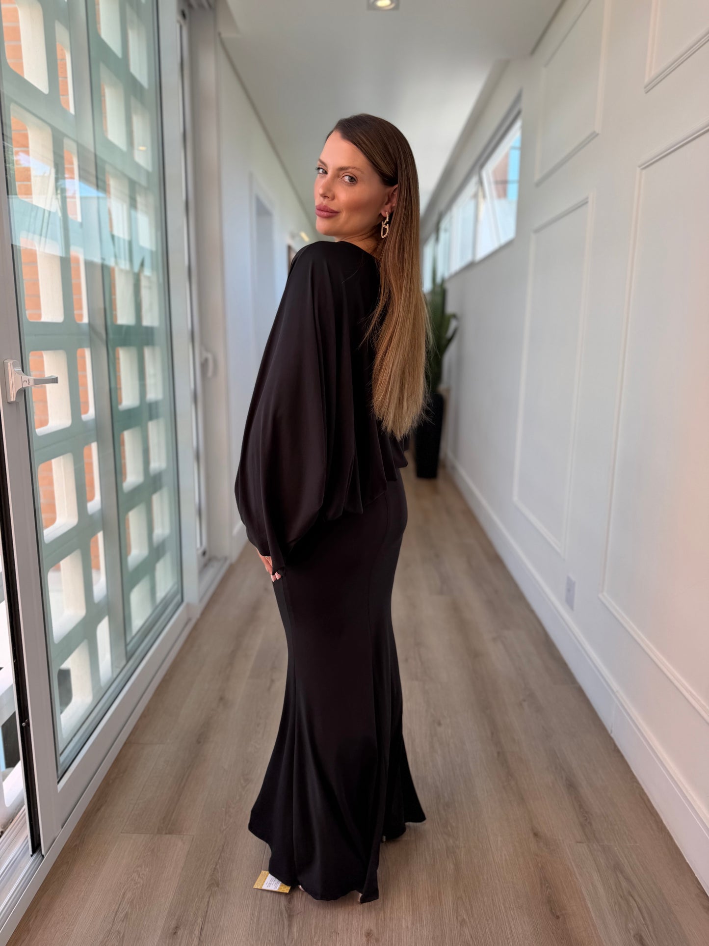 Vestido Fernanda Longo Elegante com Manga Assimétrica