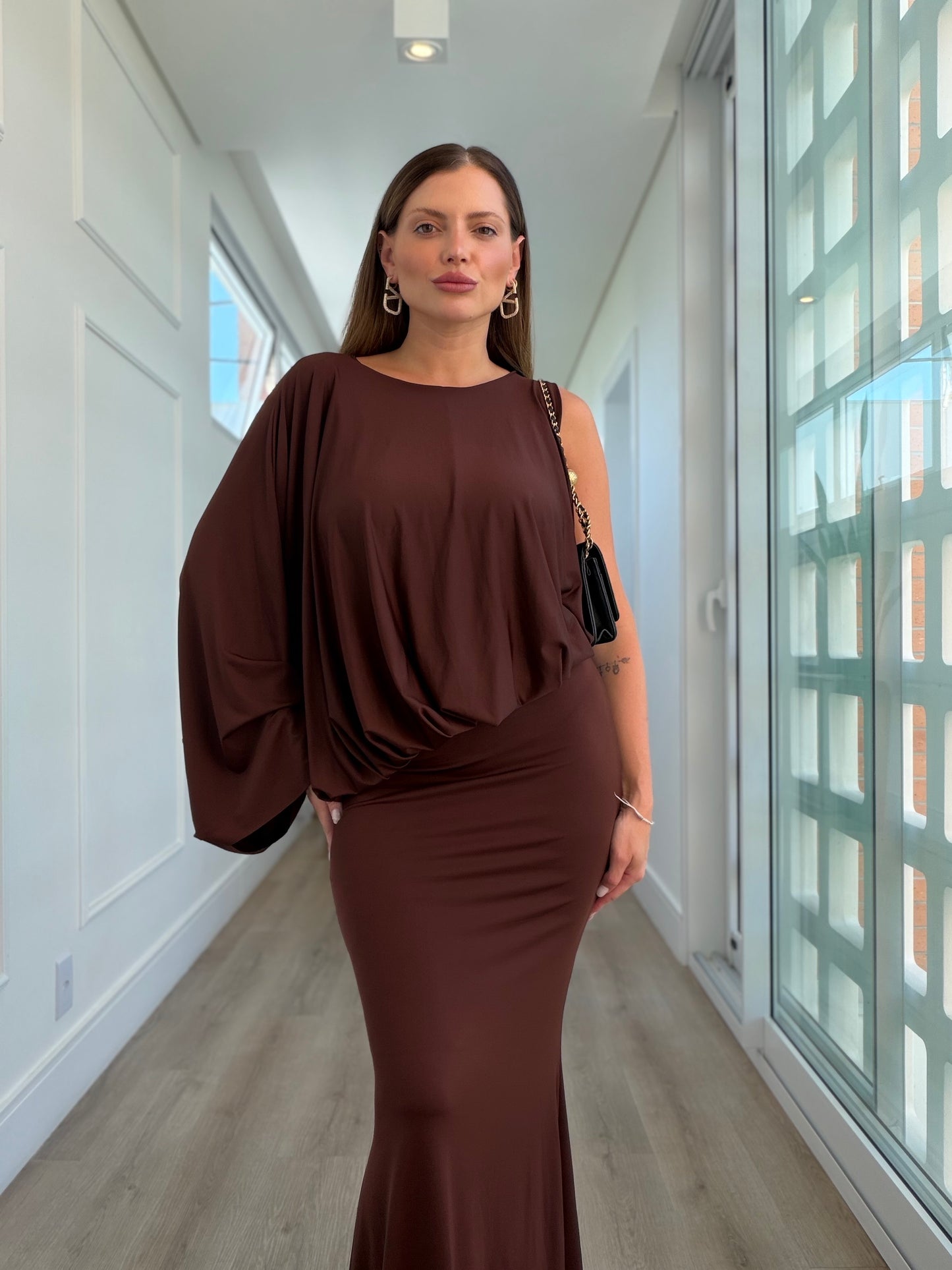 Vestido Fernanda Longo Elegante com Manga Assimétrica