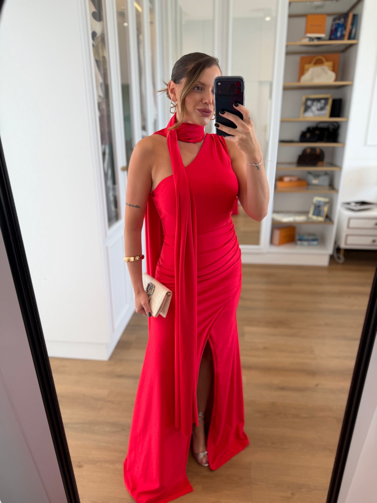 Vestido Longo Elegante com Fenda e Detalhe de Faixa