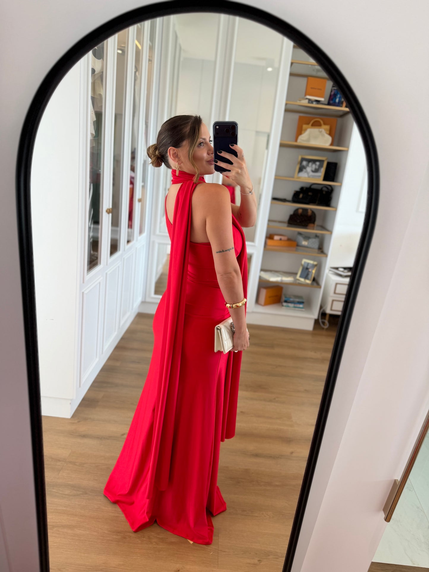 Vestido Longo Elegante com Fenda e Detalhe de Faixa
