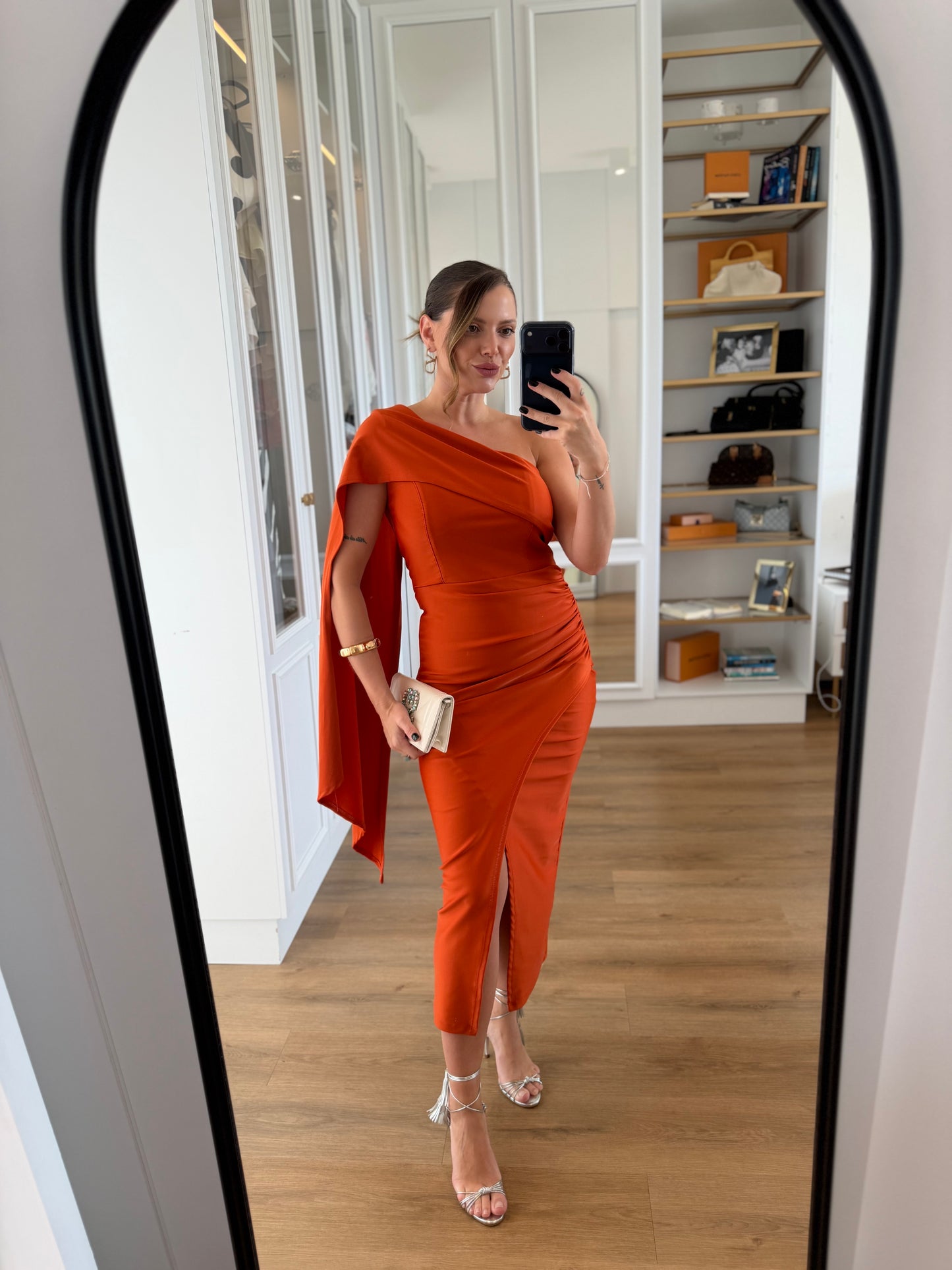 Vestido Midi Verde Um Ombro Só com Capa e Fenda
