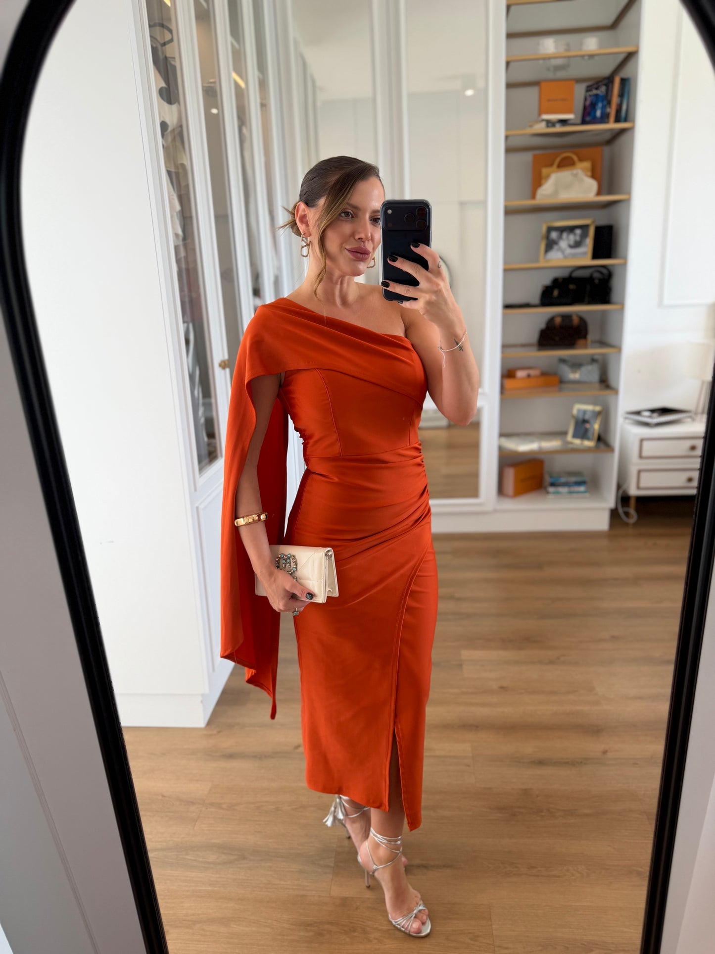 Vestido Midi Verde Um Ombro Só com Capa e Fenda