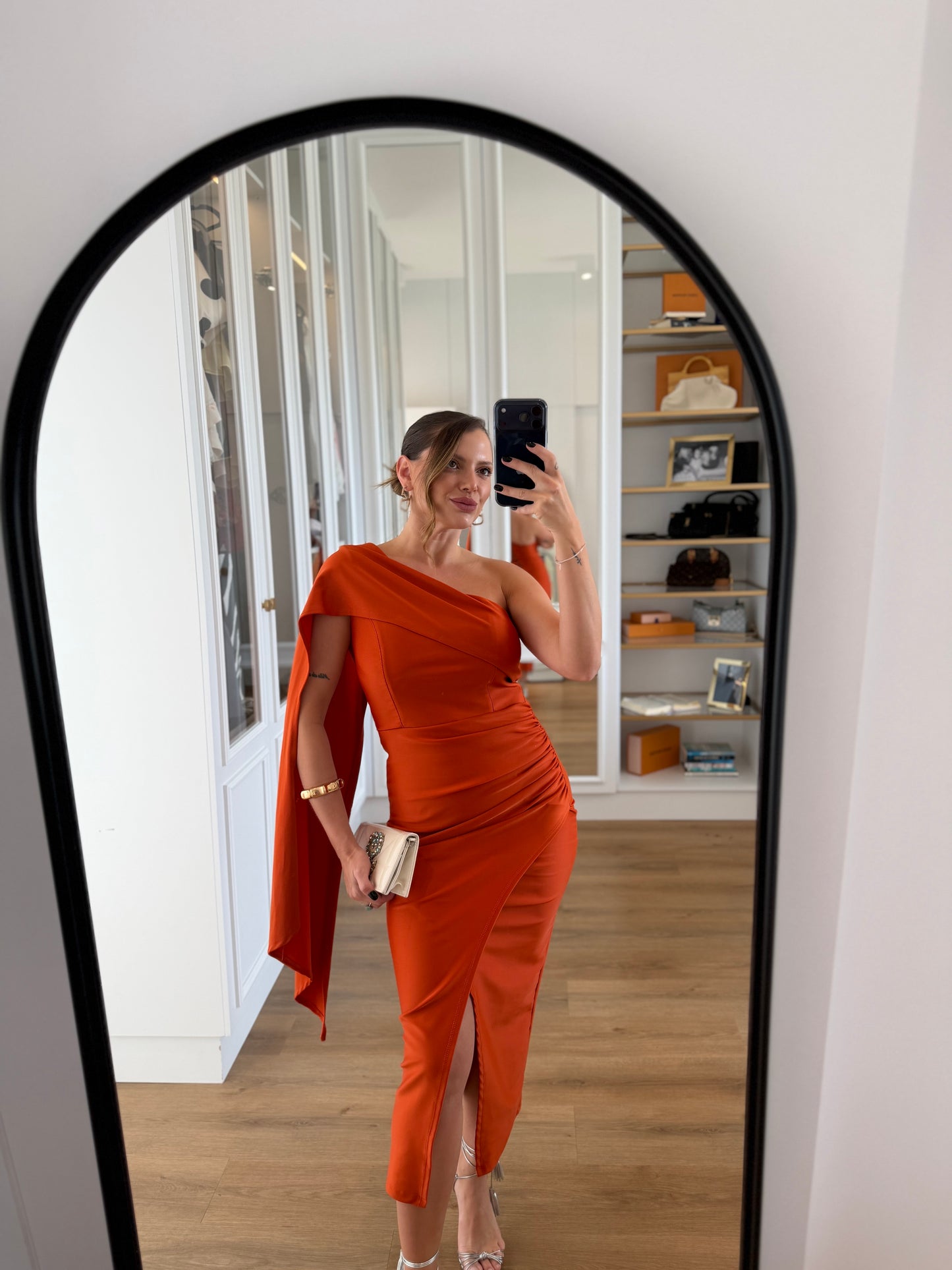 Vestido Midi Verde Um Ombro Só com Capa e Fenda
