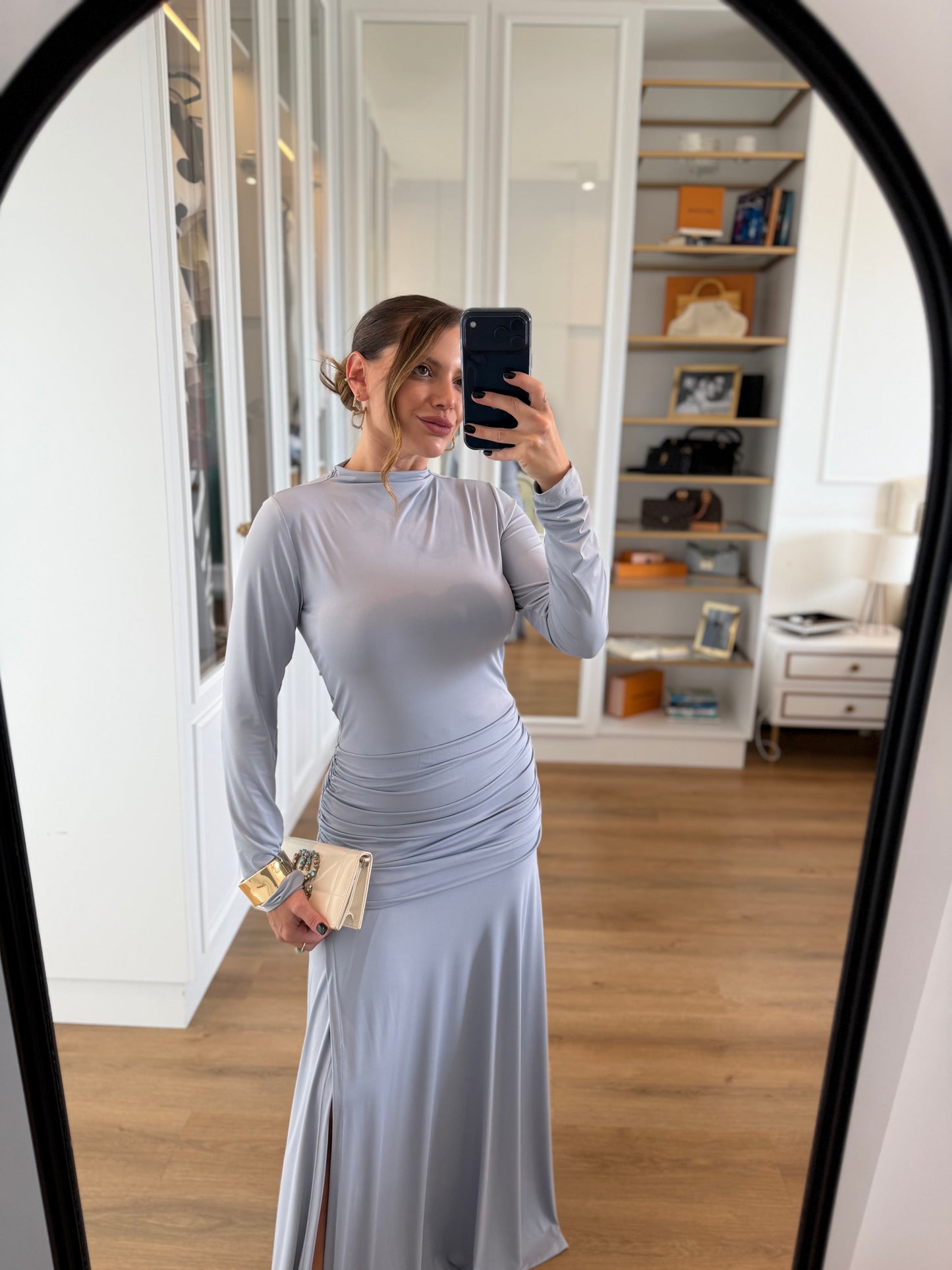 Vestido Manga Longa com Fenda e Drapeado