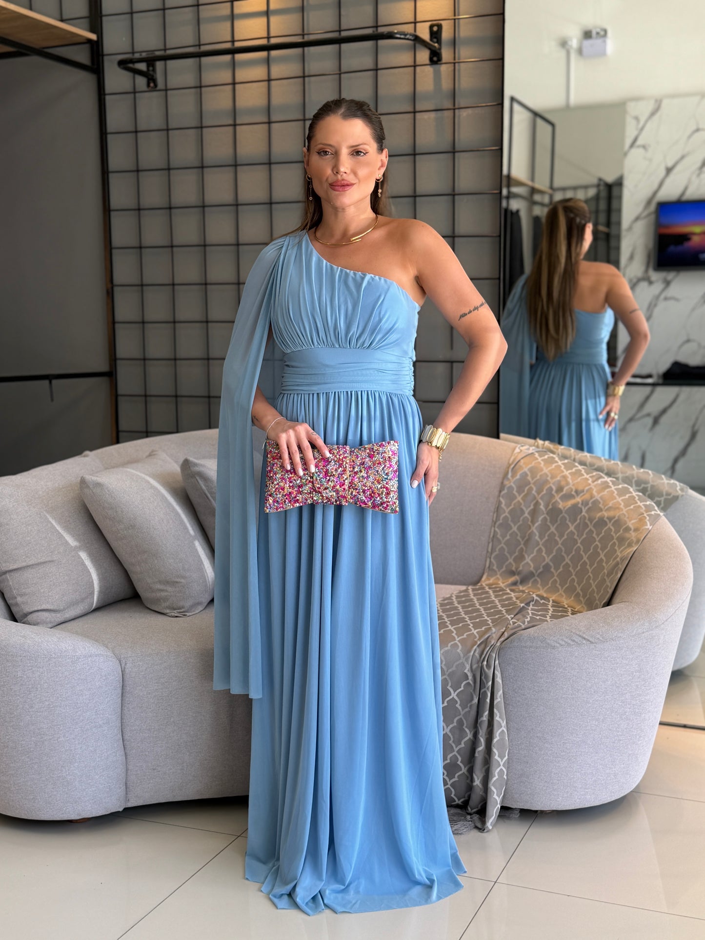 Vestido Longo Um Ombro Só com Manga Fluida
