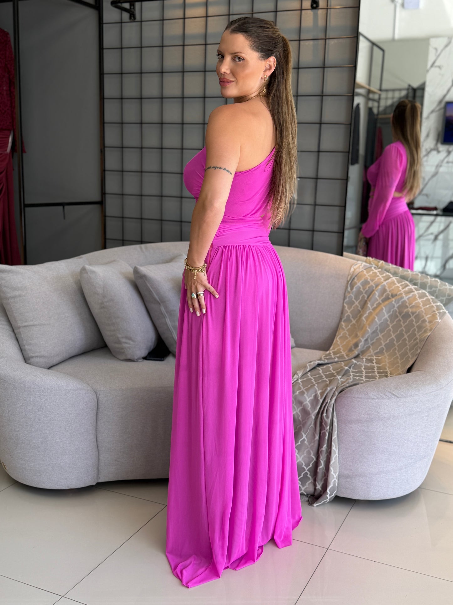 Vestido em tule recorte na lateral
