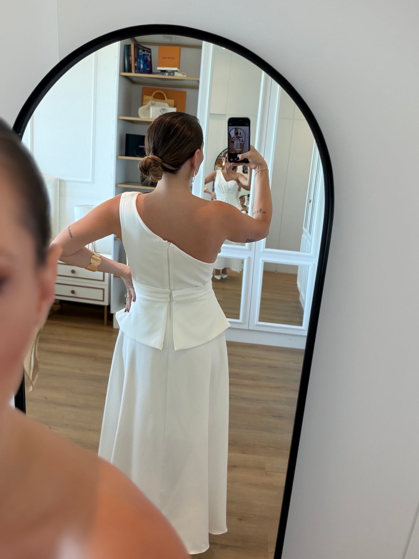Vestido Midi Ombro Unico com Peplum e Saia Fluida