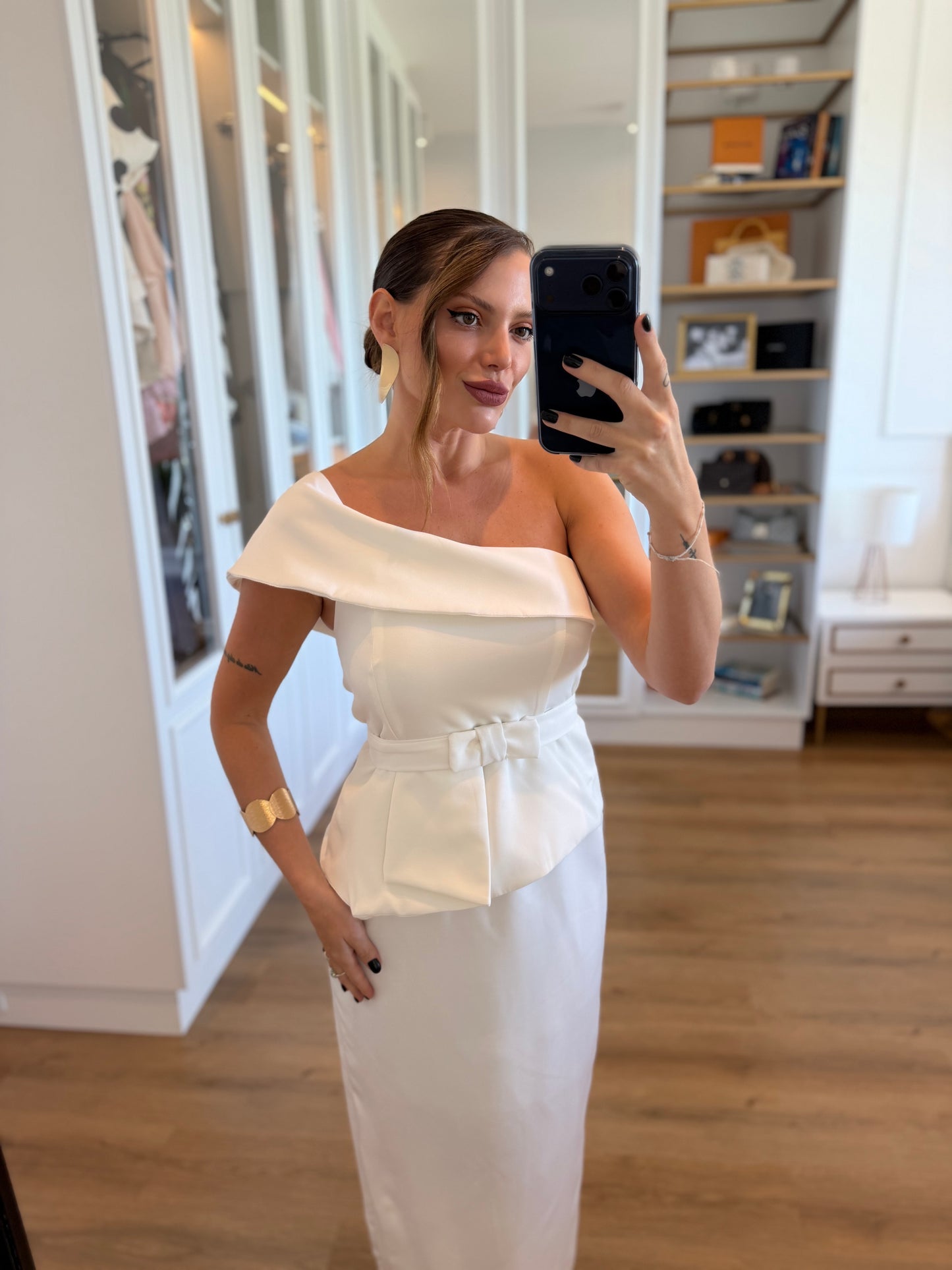 Vestido Midi Ombro a Ombro com Peplum e Faixa na Cintura