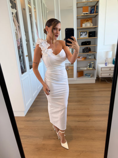 Vestido Midi Ombro Único com Aplicação Floral