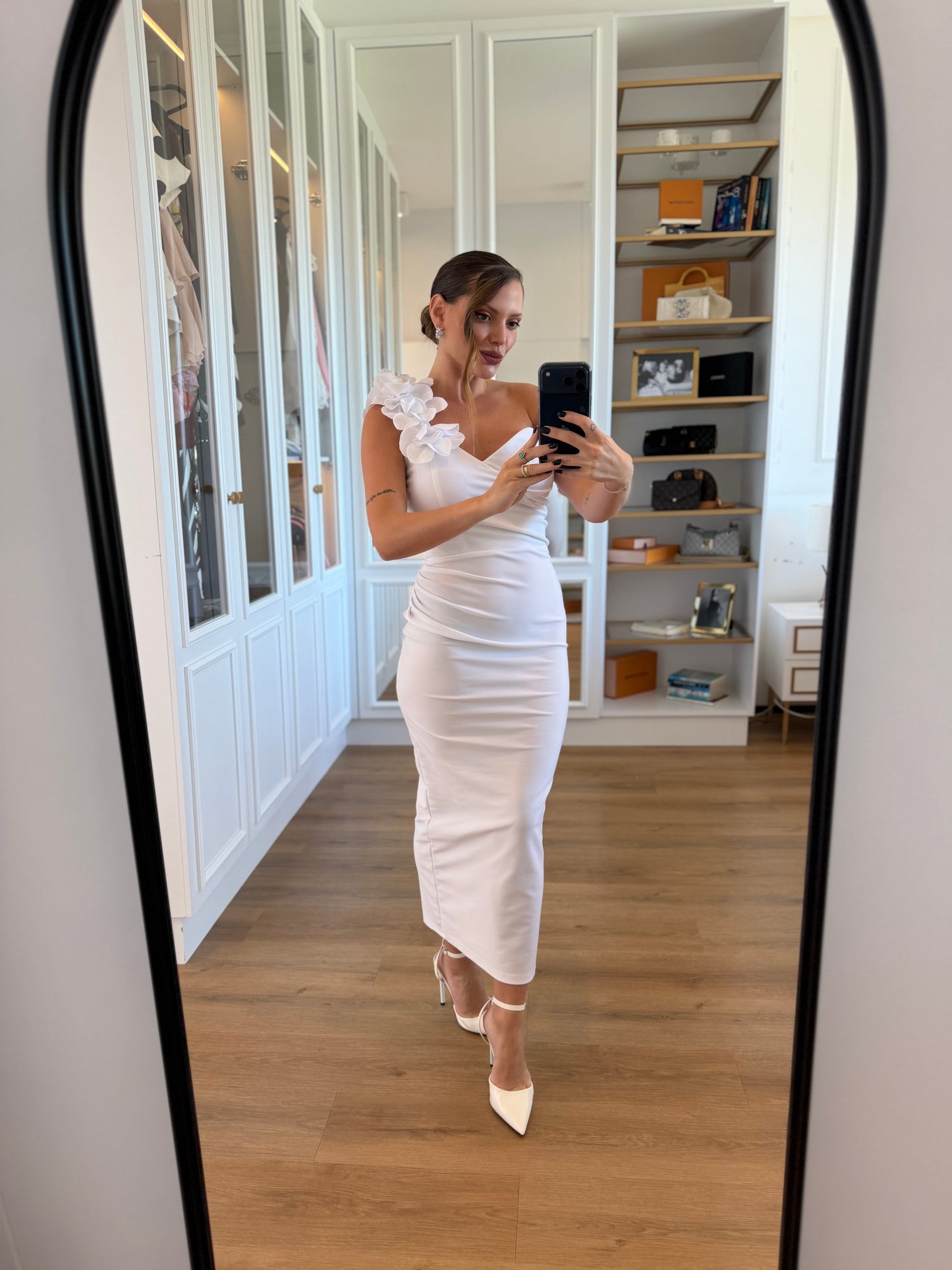 Vestido Midi Ombro Único com Aplicação Floral