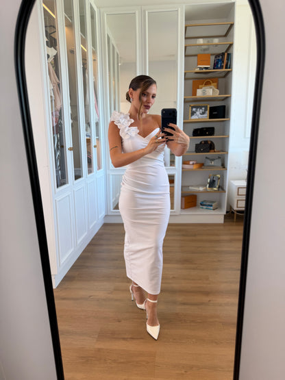 Vestido Midi Ombro Único com Aplicação Floral