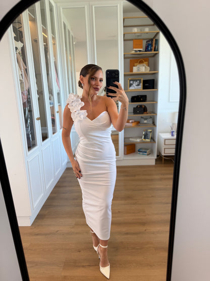 Vestido Midi Ombro Único com Aplicação Floral
