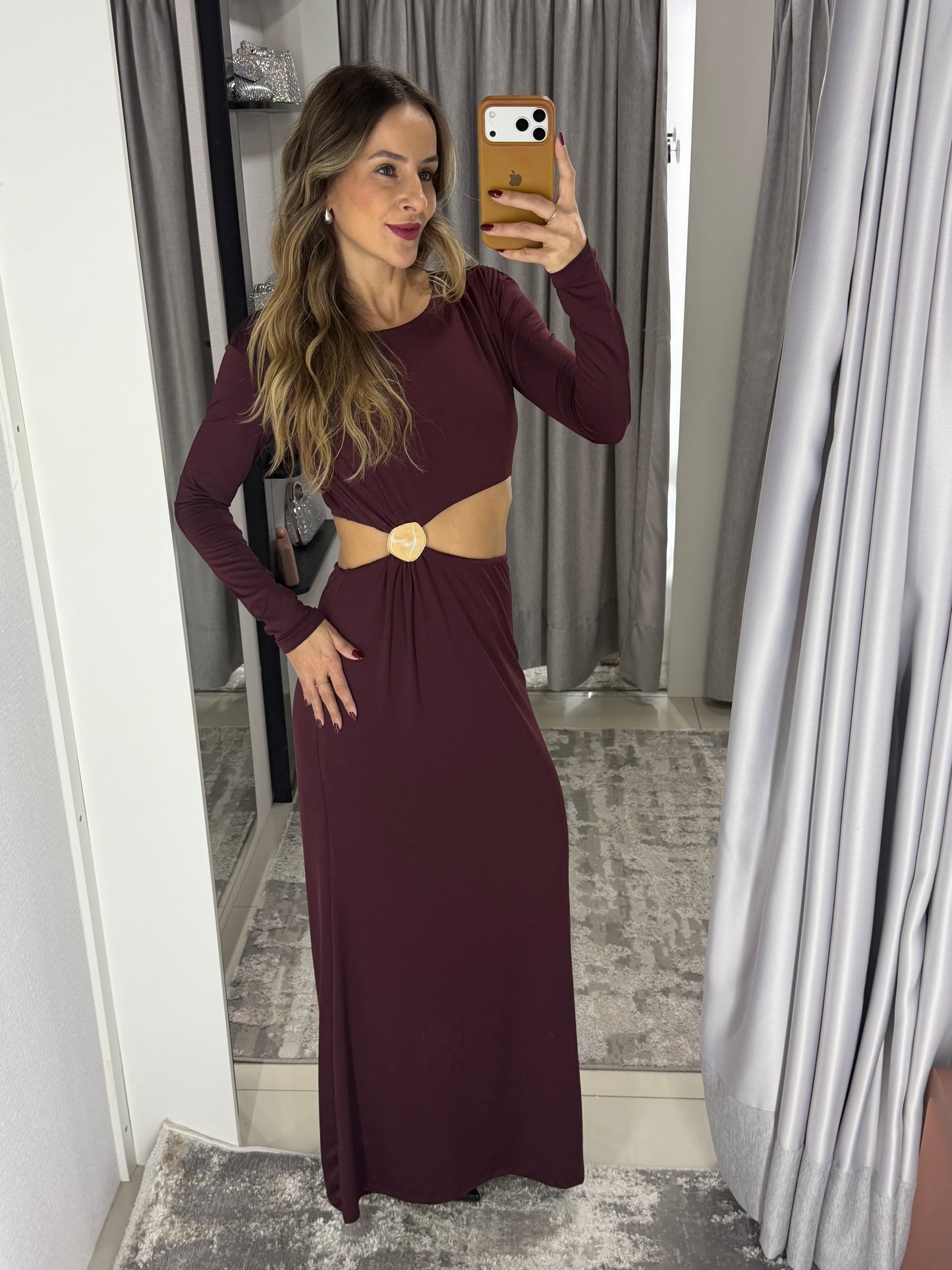 Vestido Longo com Recortes Laterais e Detalhe em Resina