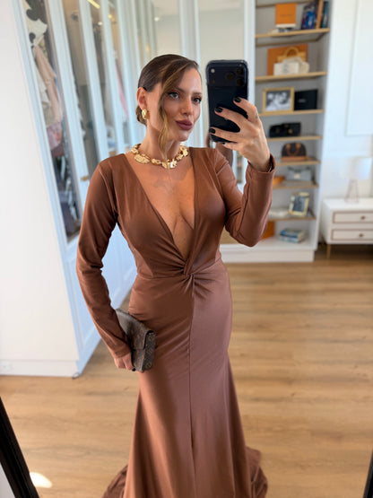 Vestido Longo Acetinado com Decote Profundo