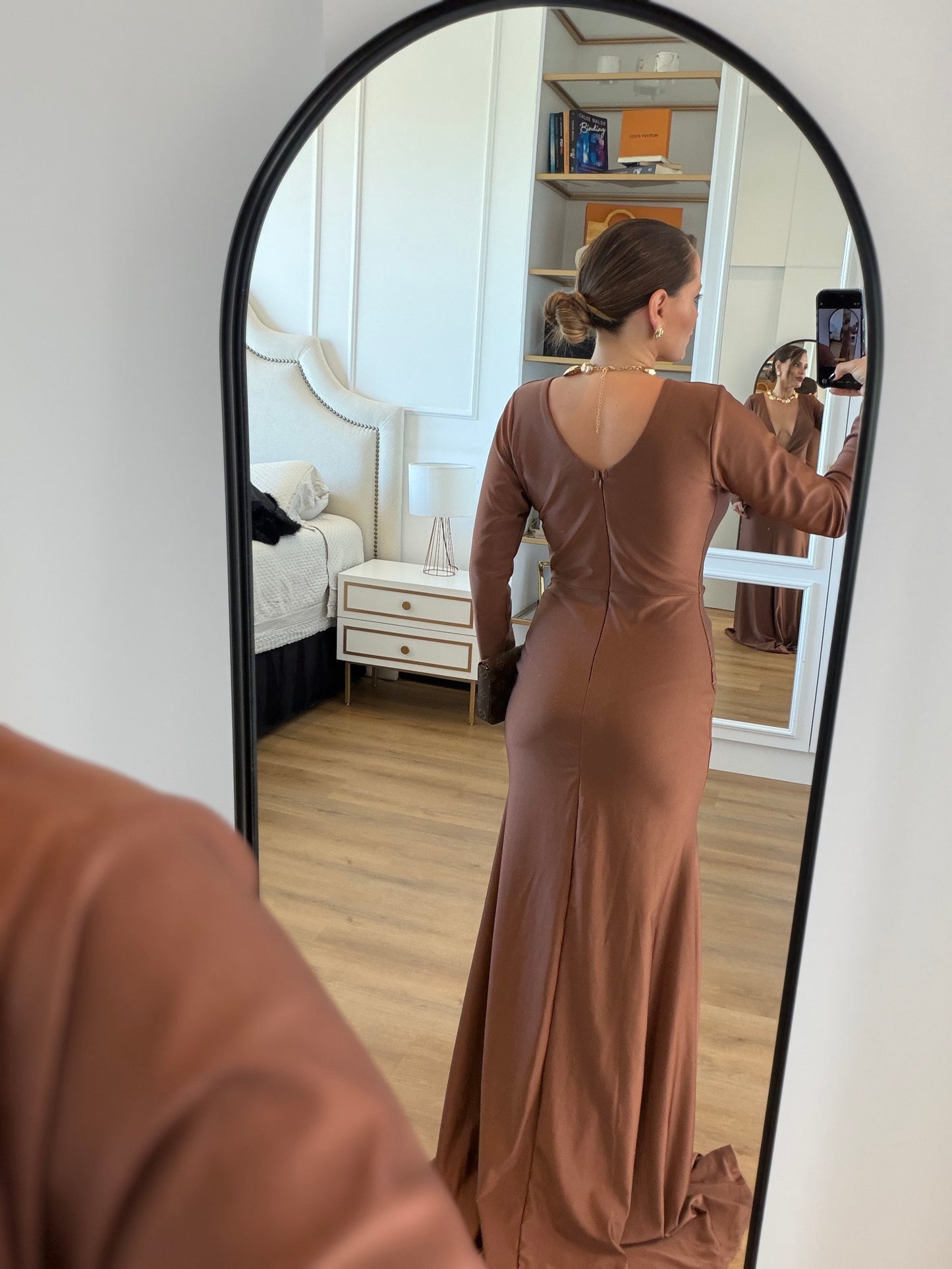 Vestido Longo Acetinado com Decote Profundo