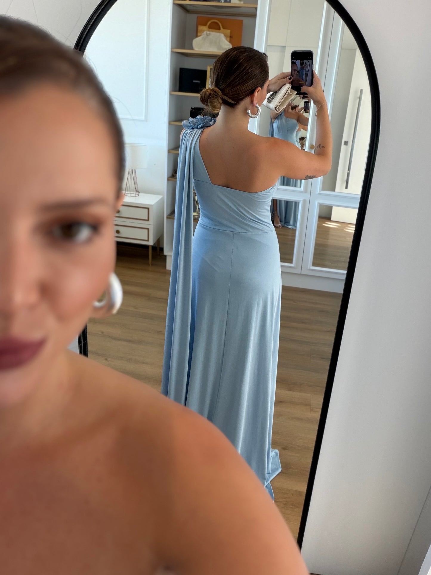 Vestido Karina Um Ombro Só Detalhe Flor e Fenda