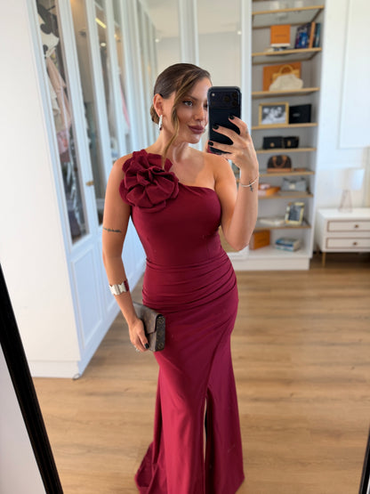 Vestido Longo Um Ombro Só com Flor e Fenda Frontal
