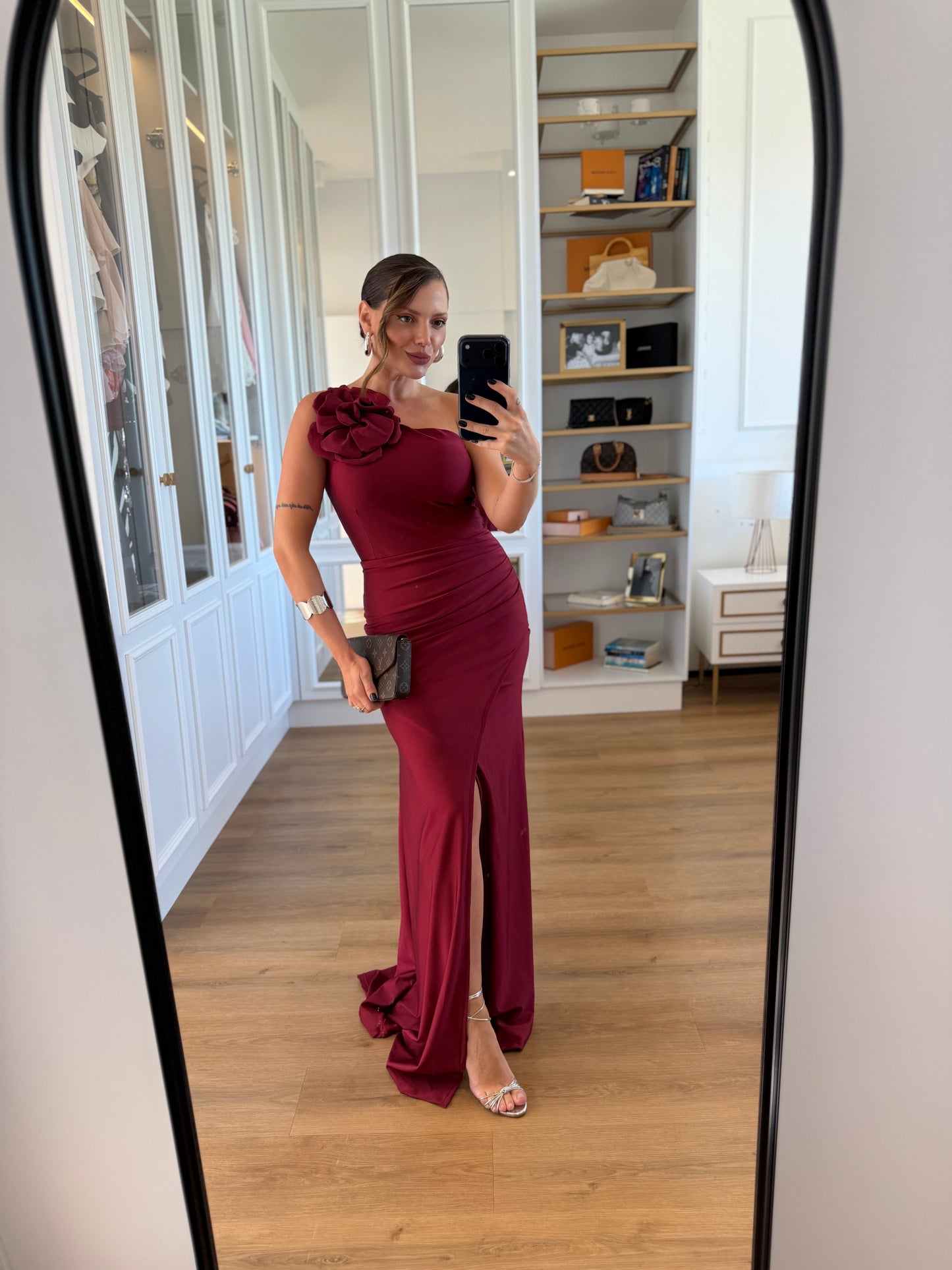 Vestido Longo Um Ombro Só com Flor e Fenda Frontal