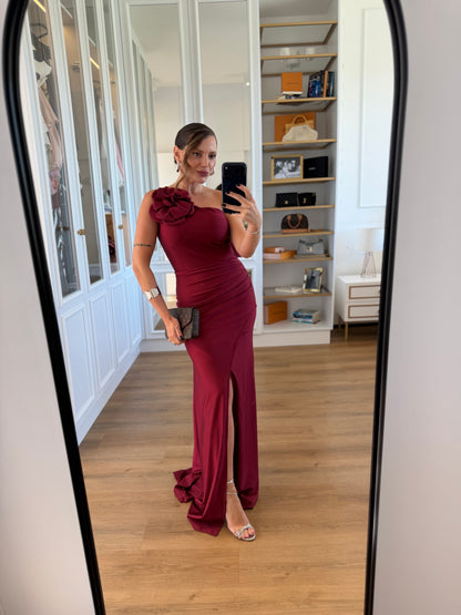 Vestido Longo Um Ombro Só com Flor e Fenda Frontal