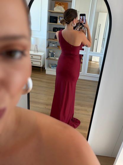 Vestido Longo Um Ombro Só com Flor e Fenda Frontal