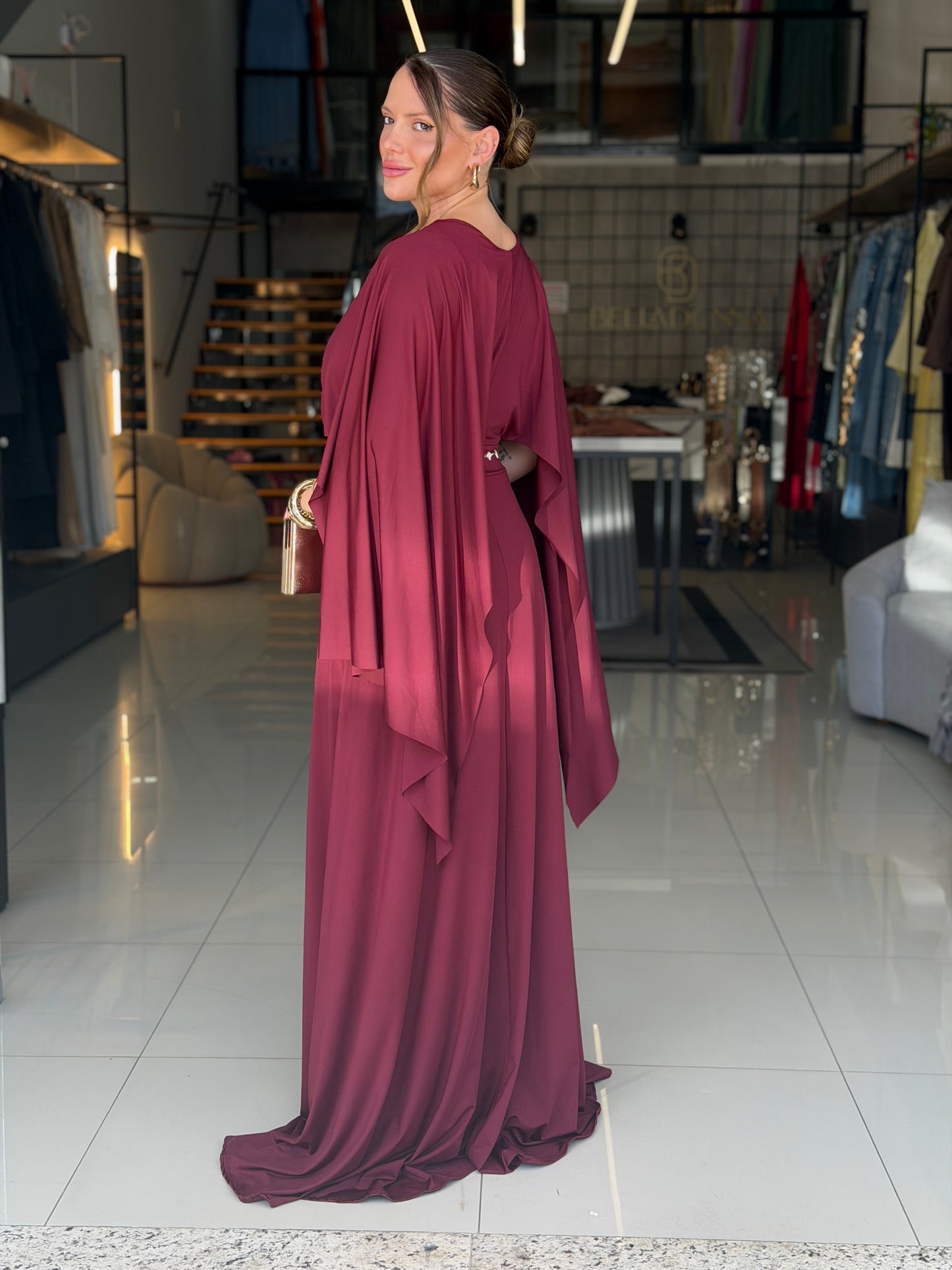 Vestido Longo Elegante com Manga Fluida e Fenda Frontal