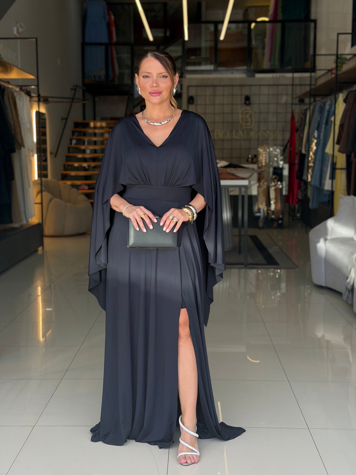 Vestido Longo Elegante com Manga Fluida e Fenda Frontal