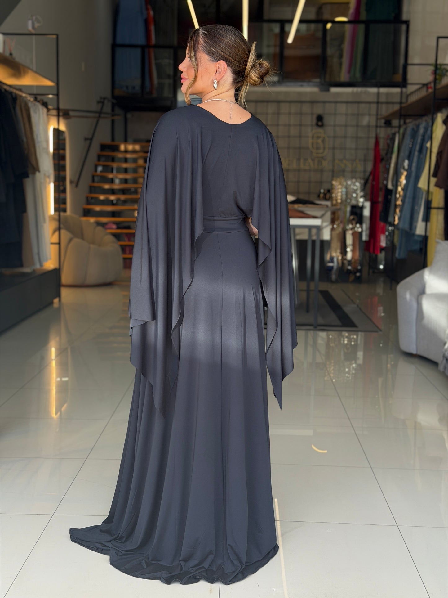 Vestido Longo Elegante com Manga Fluida e Fenda Frontal