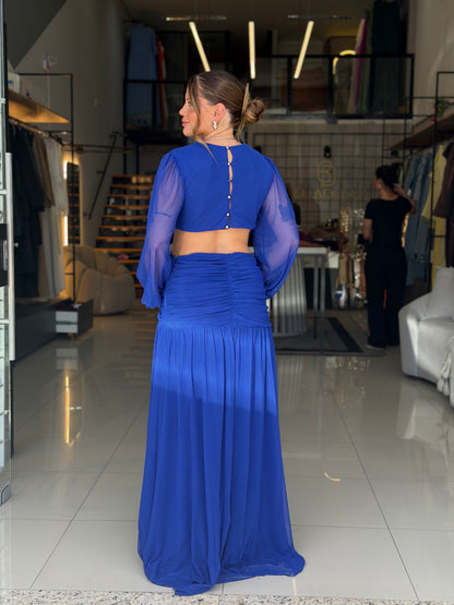 Vestido Longo Decote Profundo com Recortes e Manga Transparente