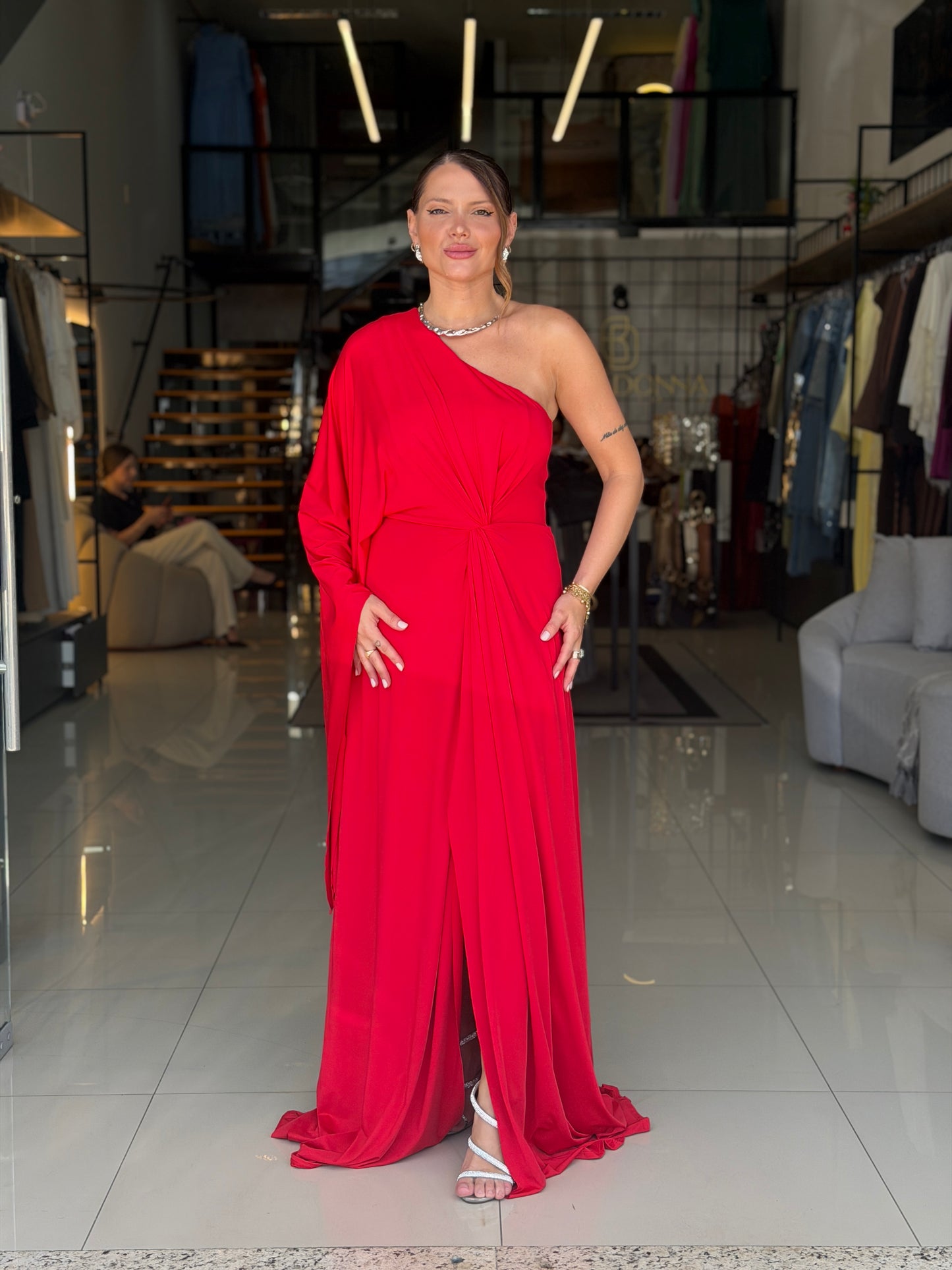 Vestido Longo Um Ombro com Manga e Fenda