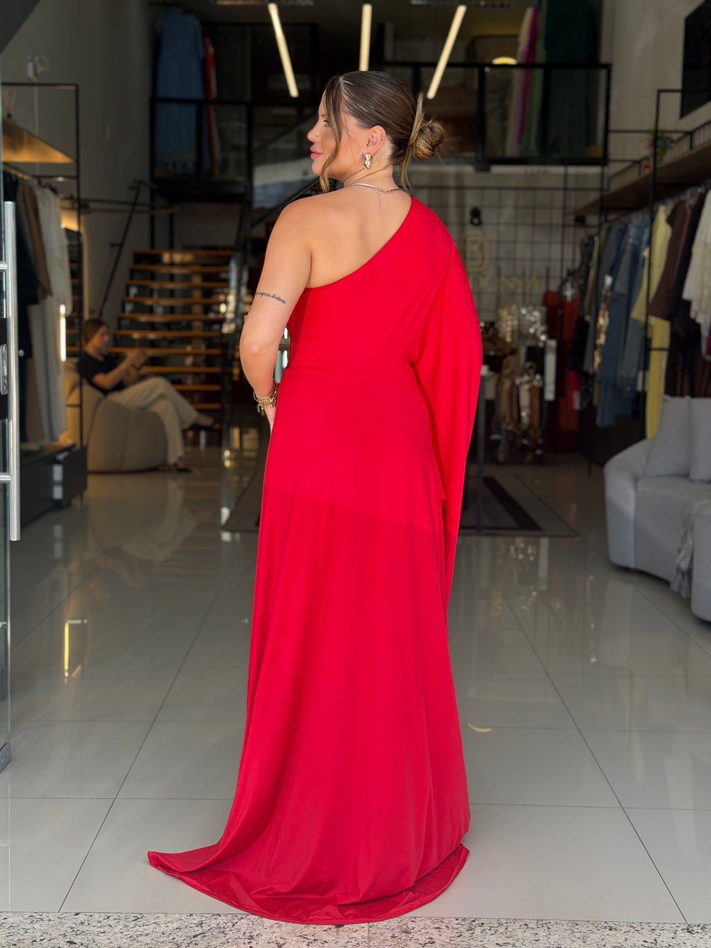 Vestido Longo Um Ombro com Manga e Fenda