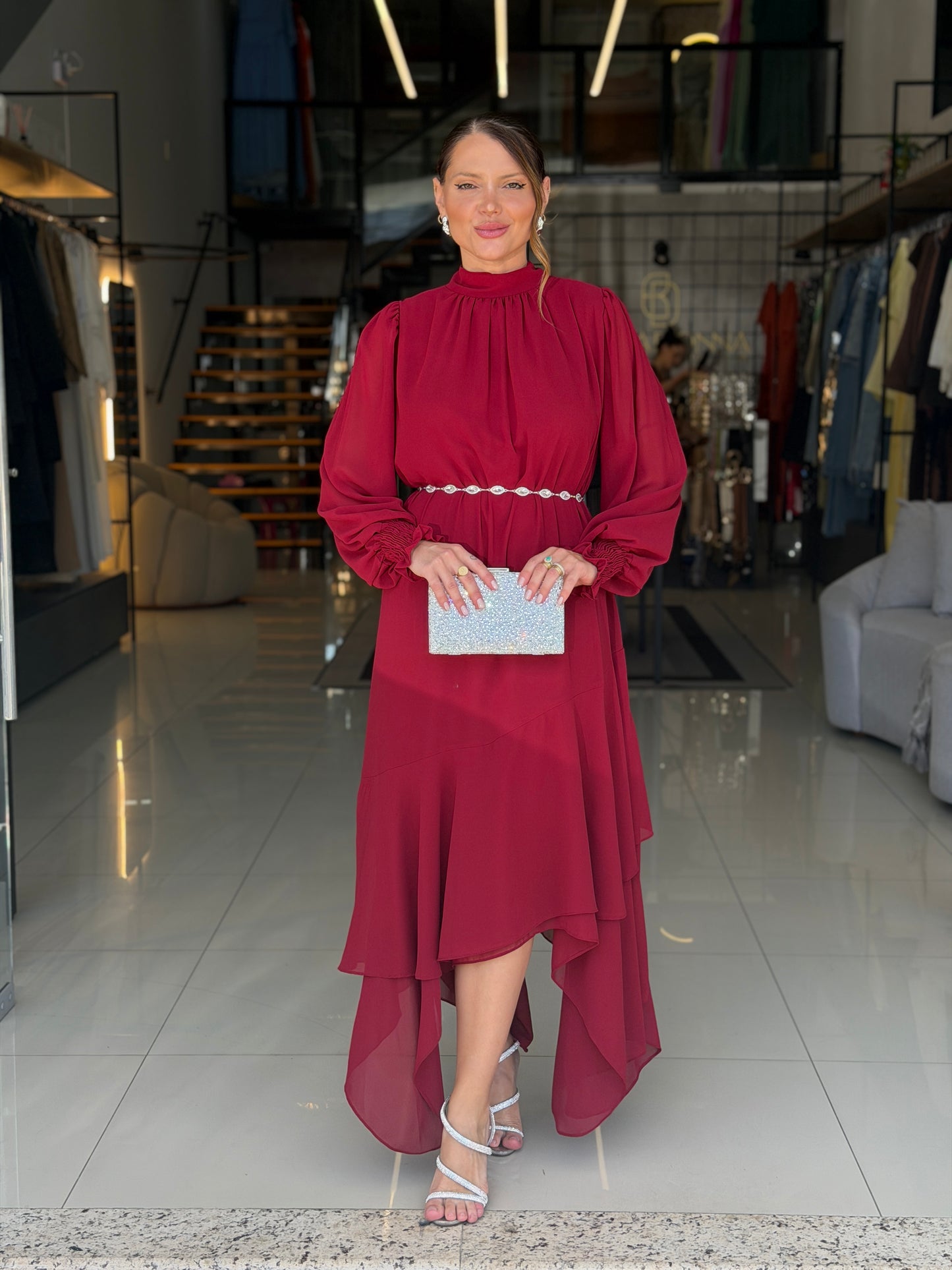 Vestido Midi com Gola Alta e Camadas Fluídas