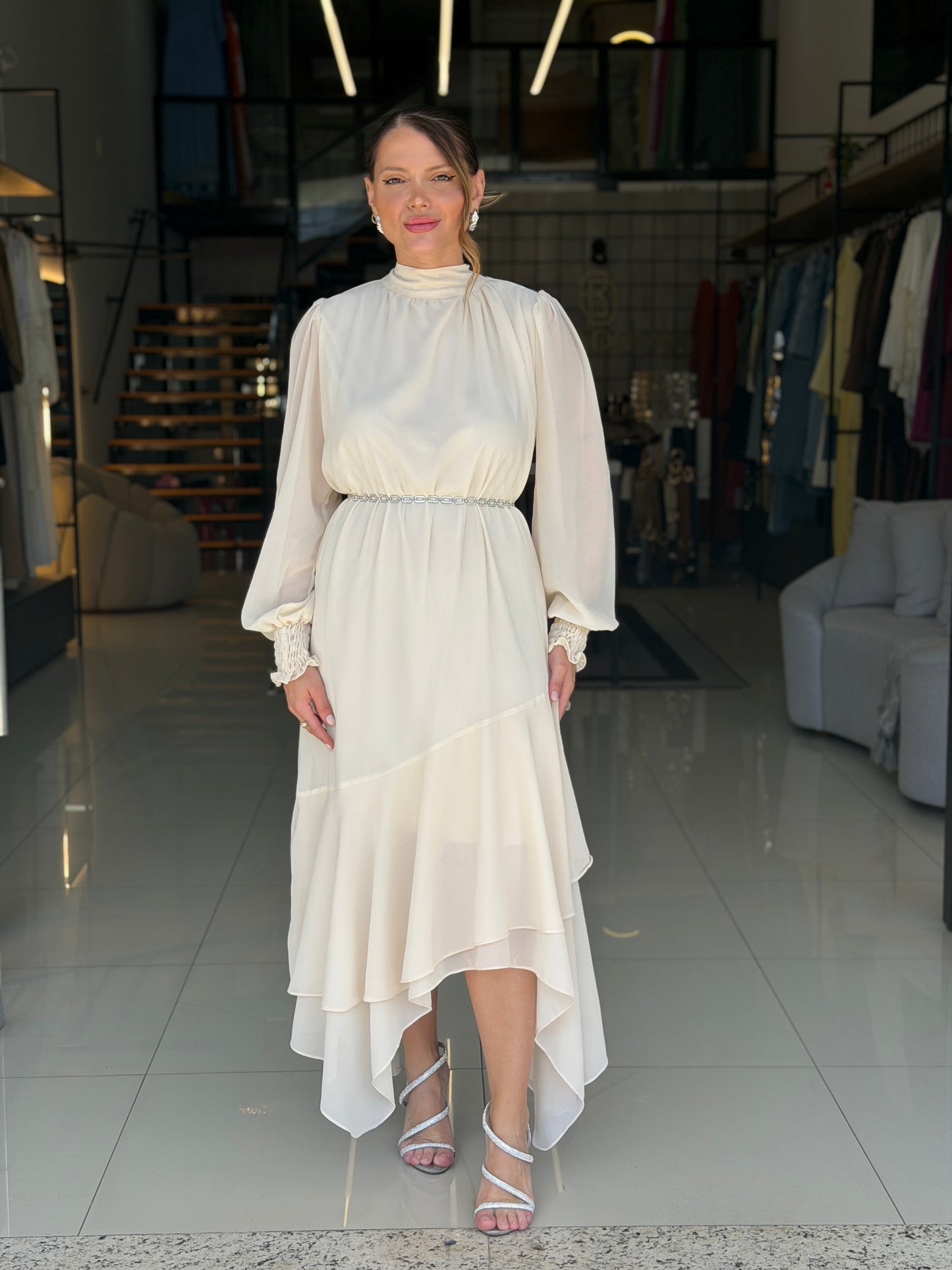 Vestido Midi com Gola Alta e Camadas Fluídas