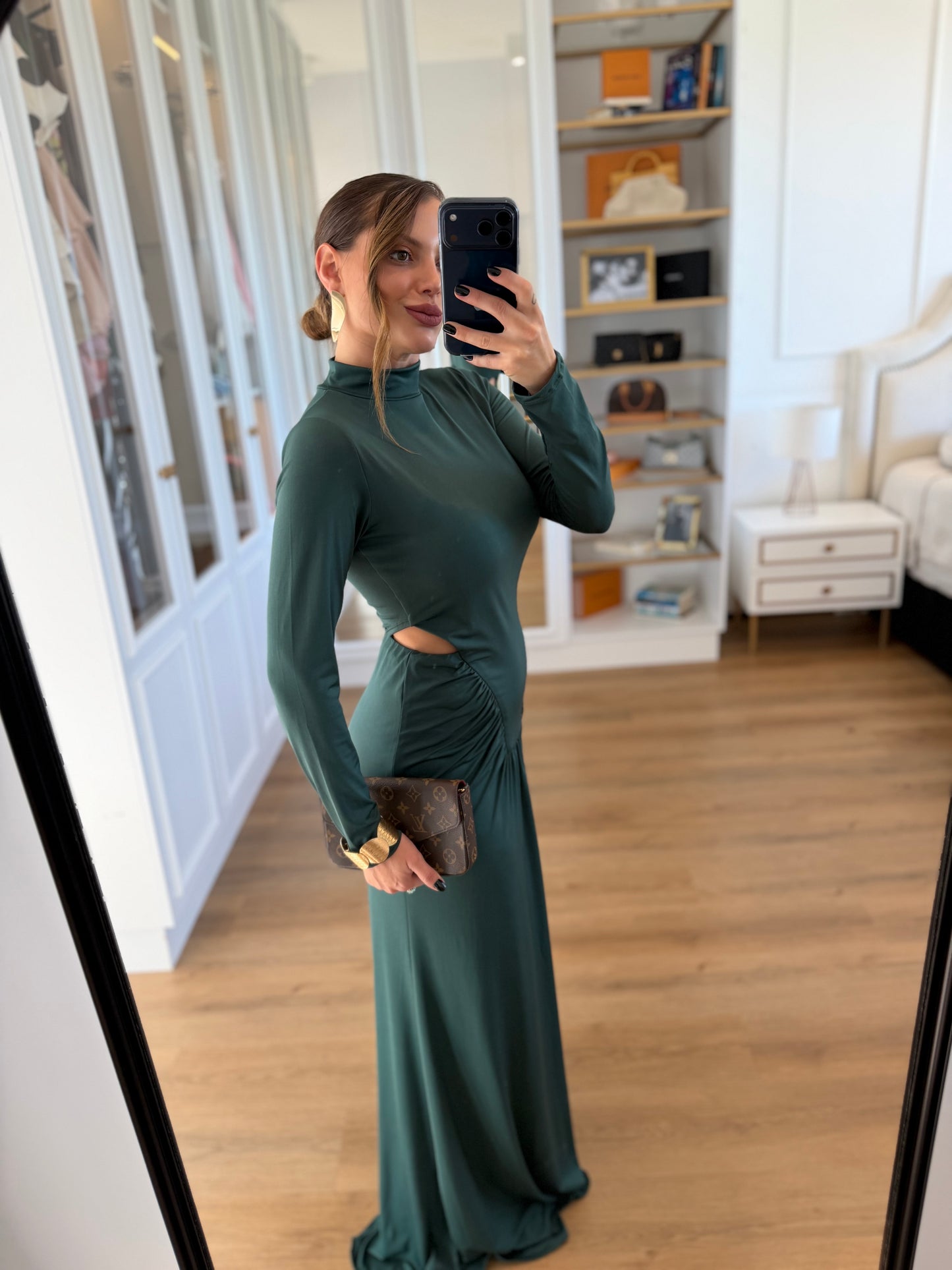 Vestido Longo com Franzido e Recortes Laterais