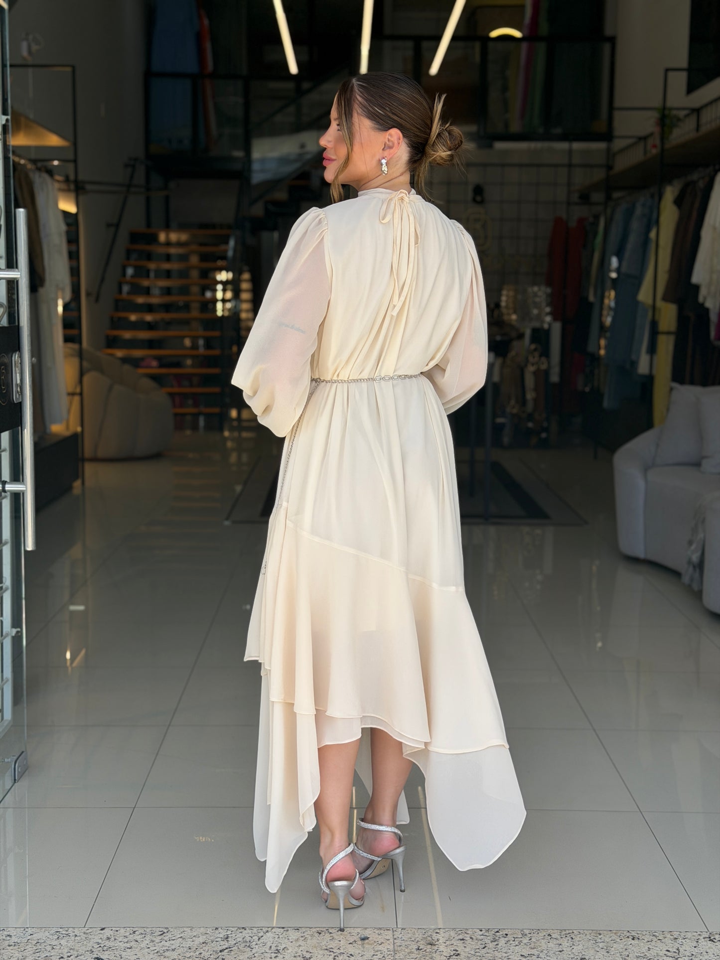 Vestido Midi com Gola Alta e Camadas Fluídas