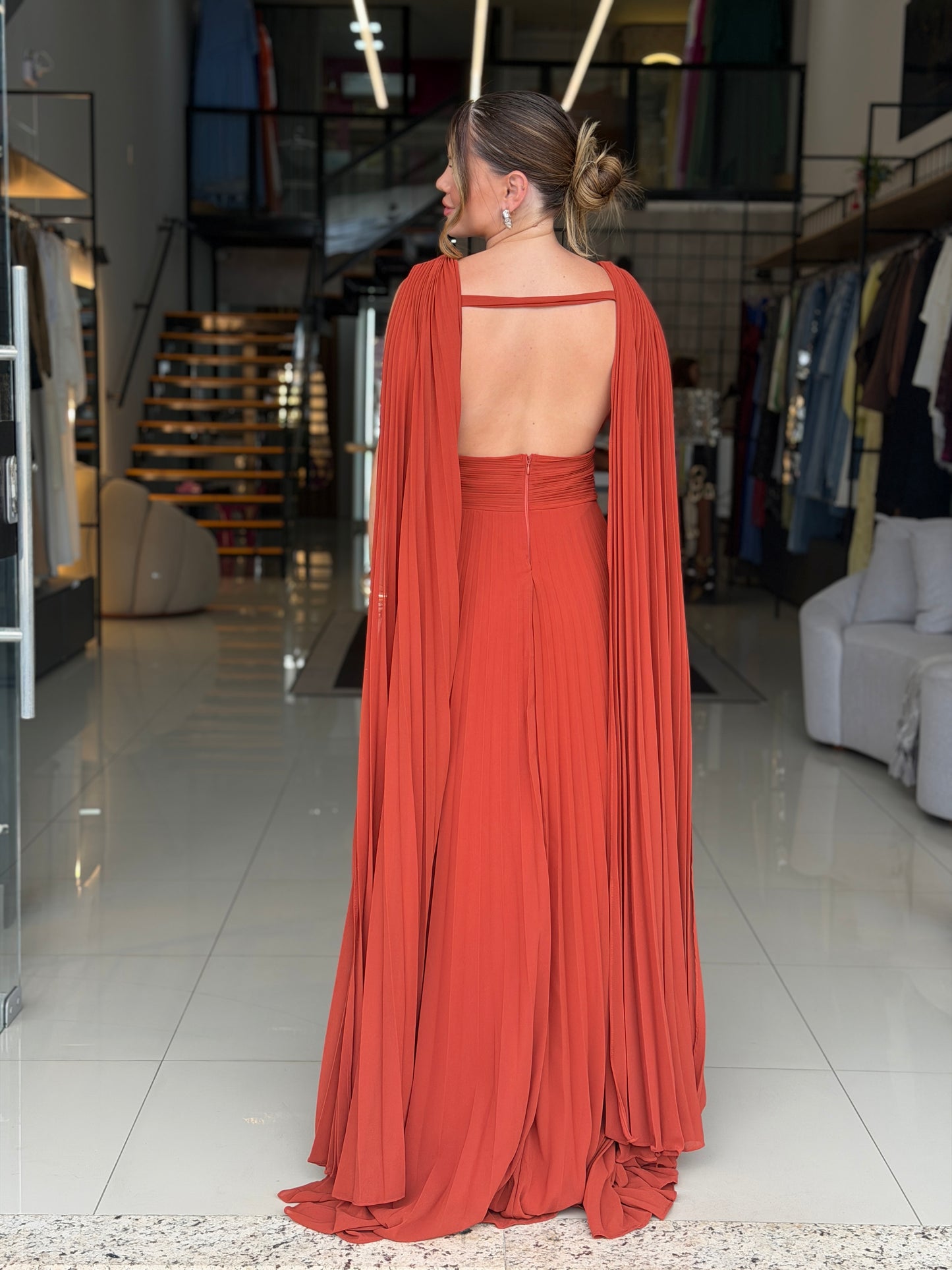 Vestido Longo Plissado com Manga Capa e Caimento Fluido