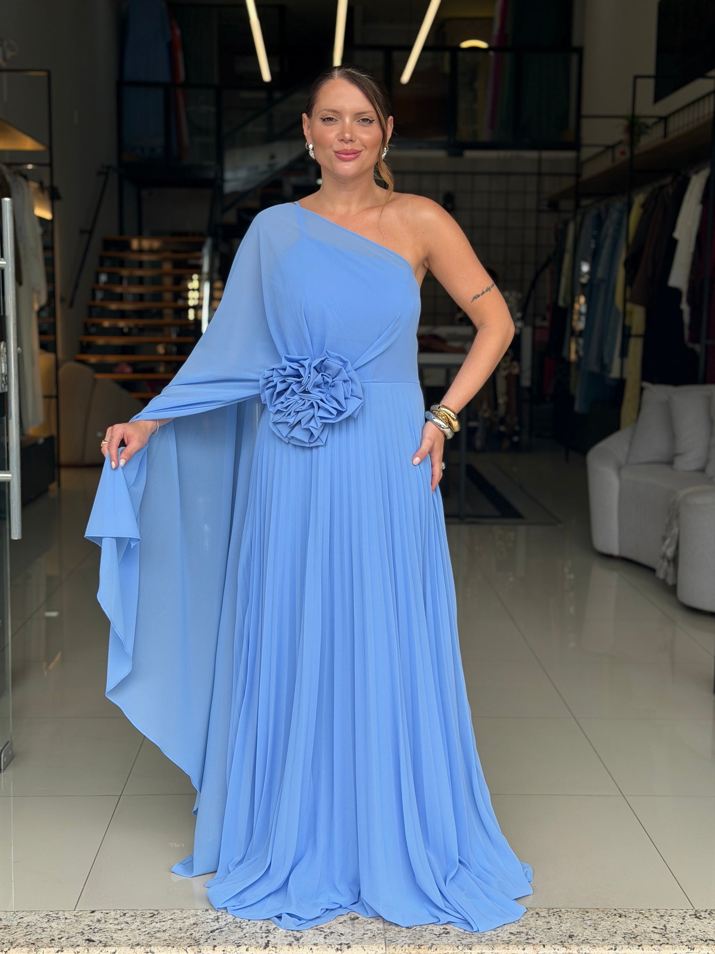 Vestido Longo Plissado Um Ombro Só com Flor Aplicada