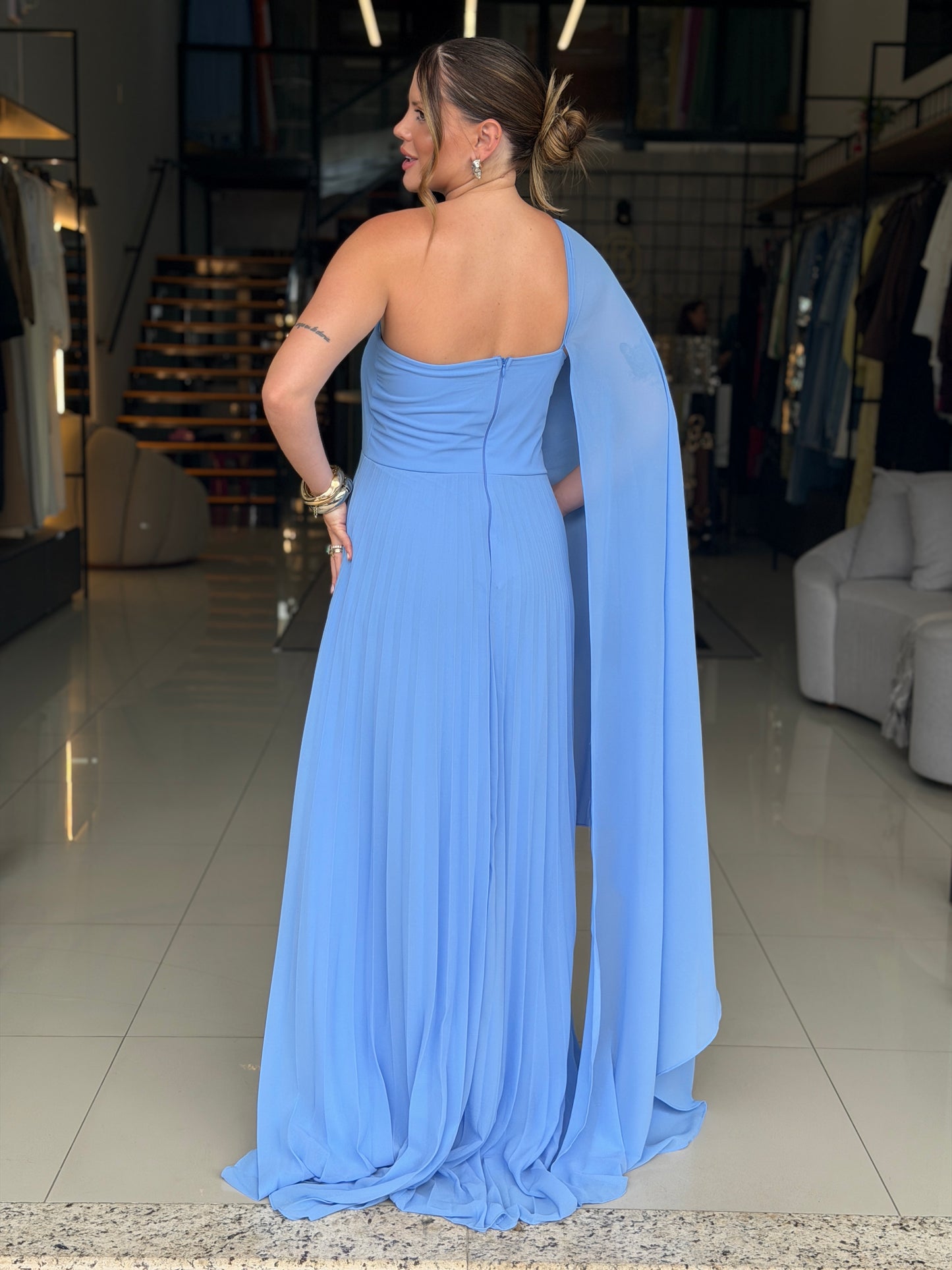 Vestido Longo Plissado Um Ombro Só com Flor Aplicada