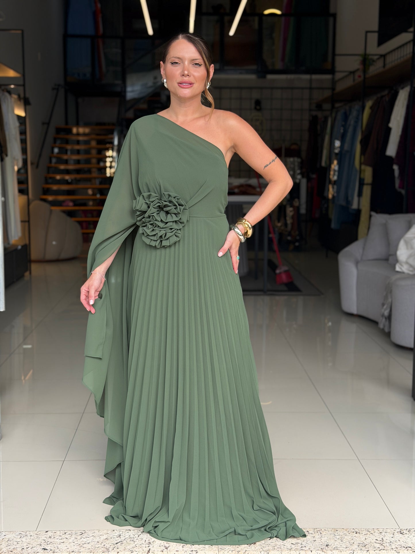 Vestido Longo Plissado Um Ombro Só com Flor Aplicada