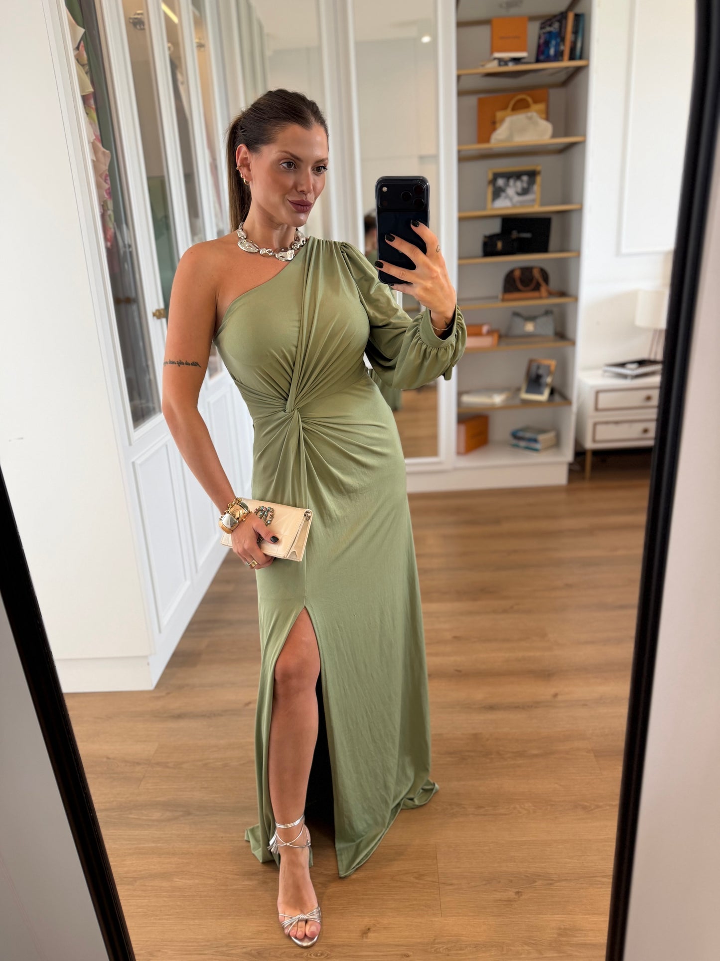 Vestido Karina Um Ombro Só com Manga longa