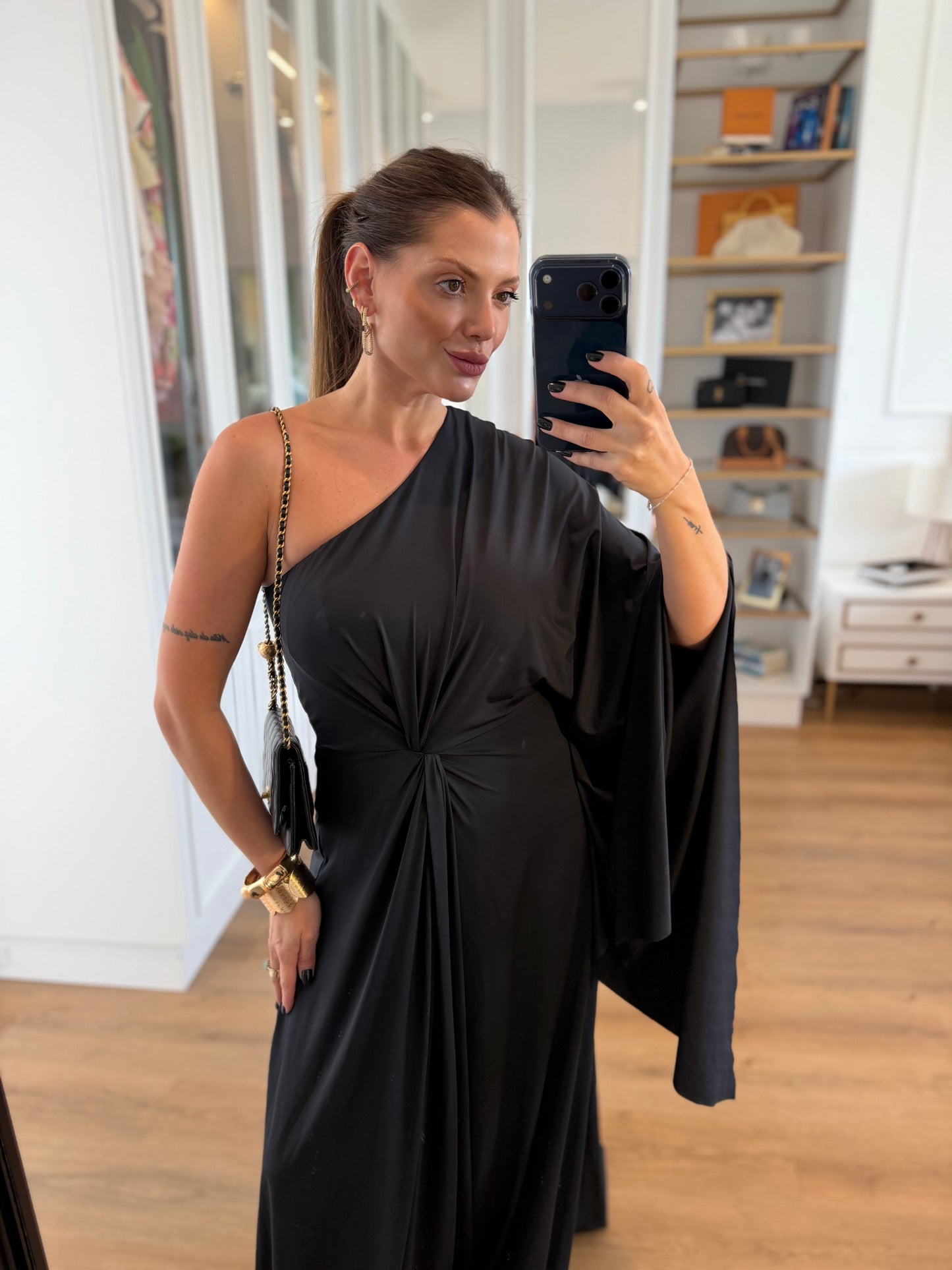 Vestido Longo Um Ombro com Manga e Fenda